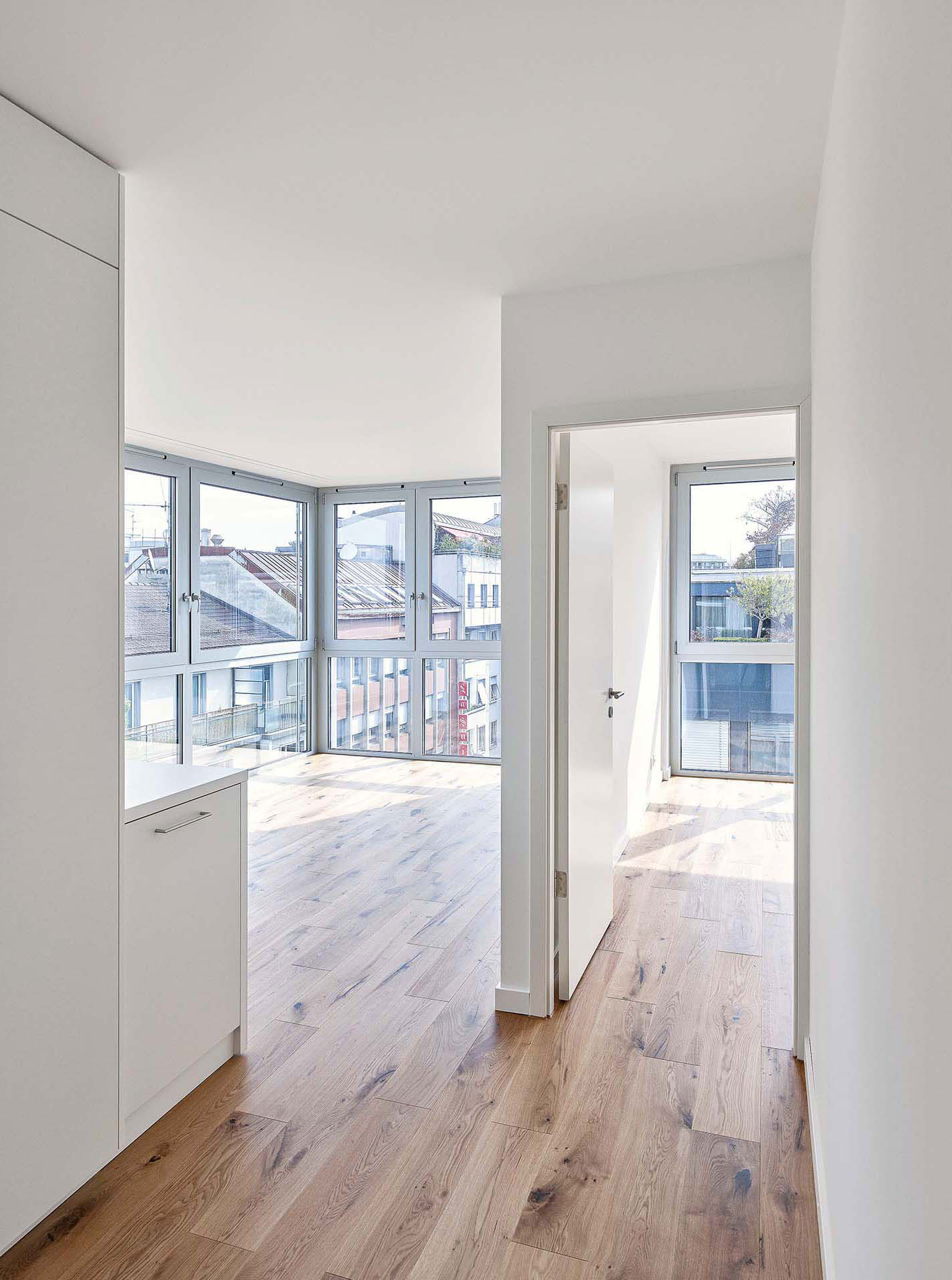 Pour l’intérieur des appartements, les architectes ont fait le choix d’une bichromie élégante. Vue du séjour de l’appartement d’angle au 5e étage.