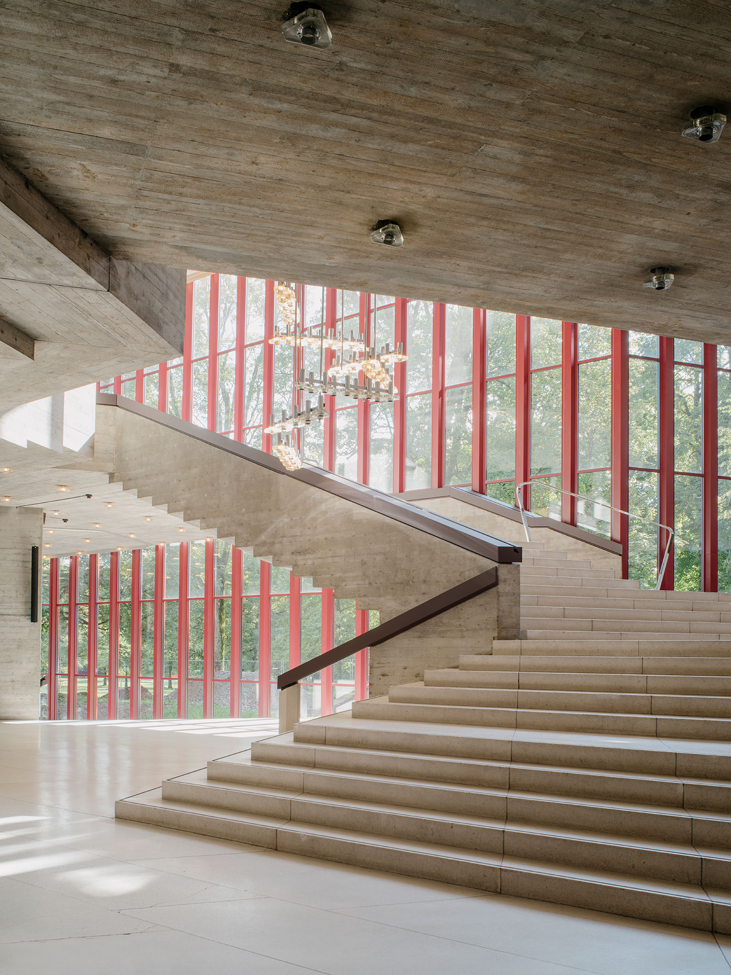 Das Foyer inszeniert nicht nur den Aufstieg zum Theatersaal, sondern auch den Blick in den Stadtpark.