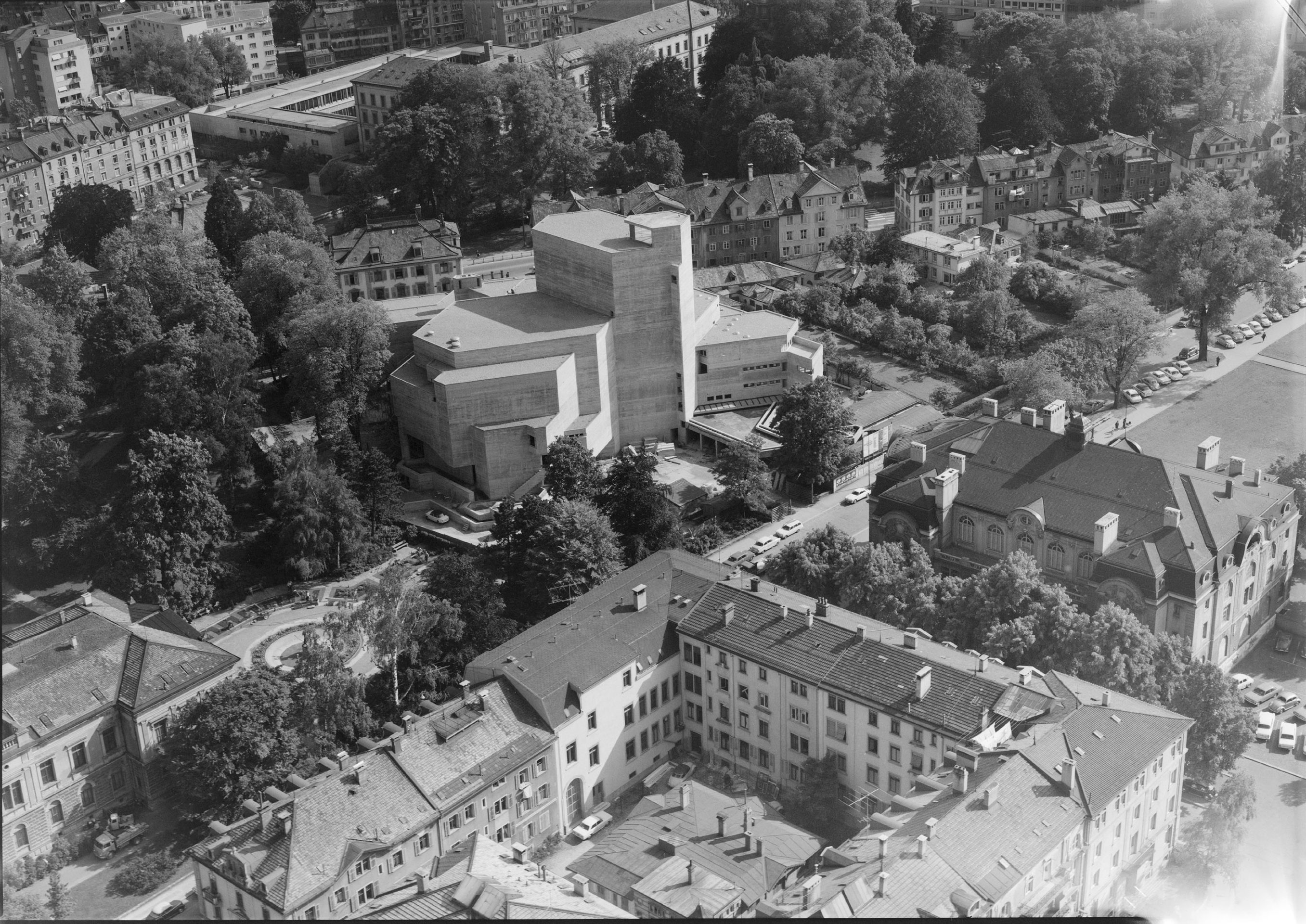 Das Theater St. Gallen um die Zeit der Fertigstellung 1968. Gut erkennbar ist,  wie Architekt Claude Paillard den Solitär mittels Höhenstaffelung in Beziehung zur jeweiligen Nachbarbebauung treten liess.