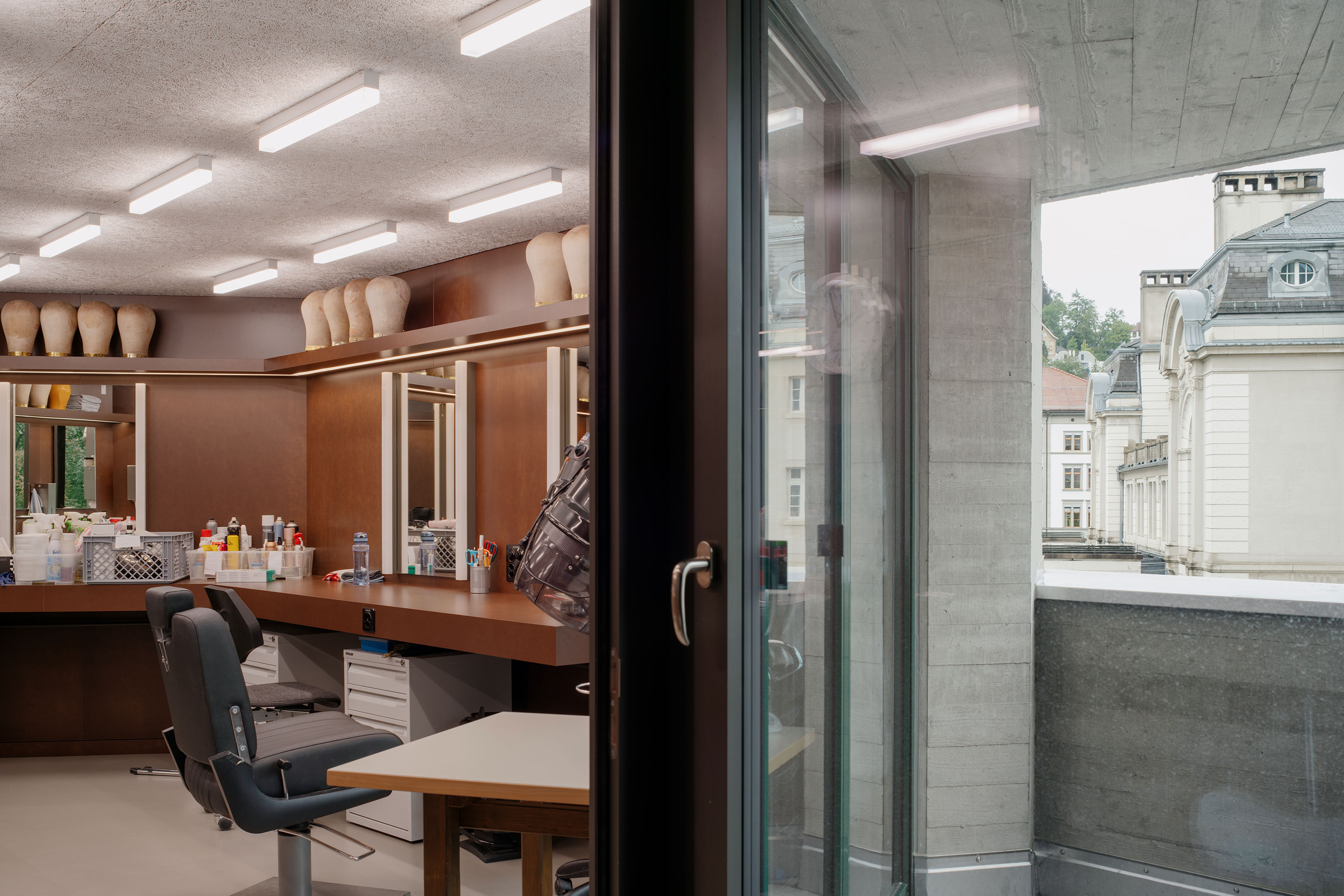 Der einzige Raum ohne roten Boden ist die Maske, um die Farbwiedergabe nicht zu verfälschen. Im Hintergrund rechts ist die benachbarte Tonhalle zu sehen.