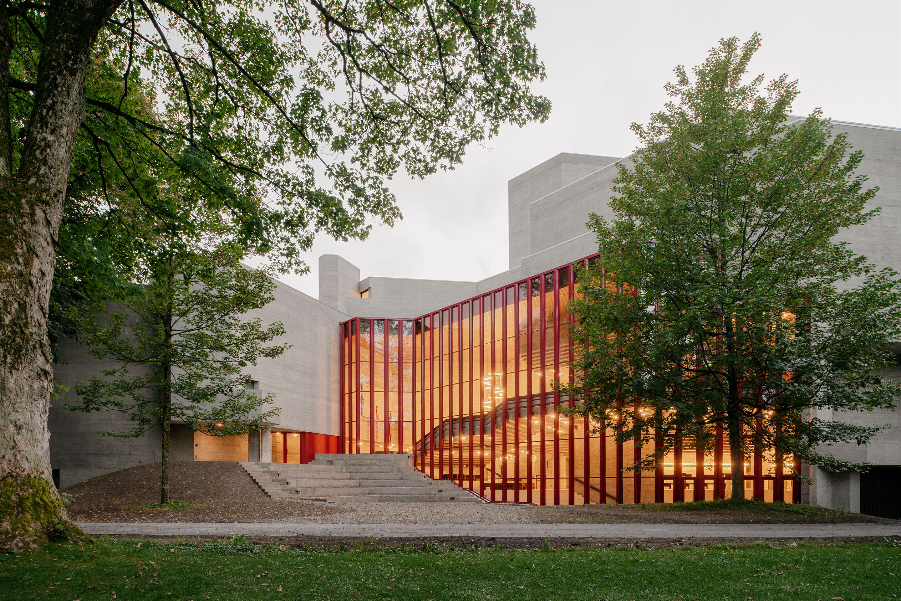 Blick auf den Bau von der Parkseite aus.