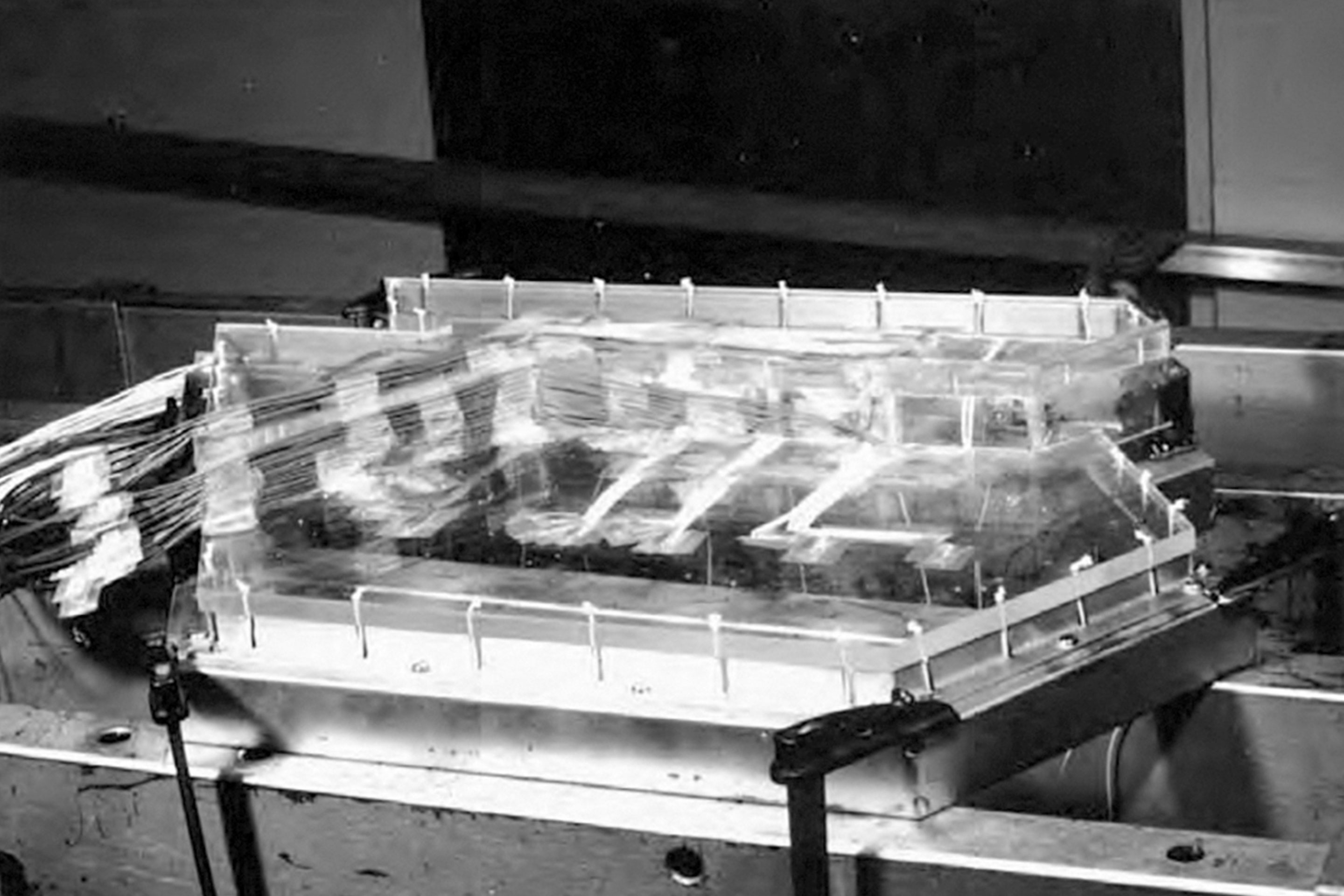 Damals: Plexiglasmodell mit aufgeklebten Messstreifen  im Auflagerrahmen, mit denen das Tragwerkverhalten  des Theaters St. Gallen analysiert wurde.