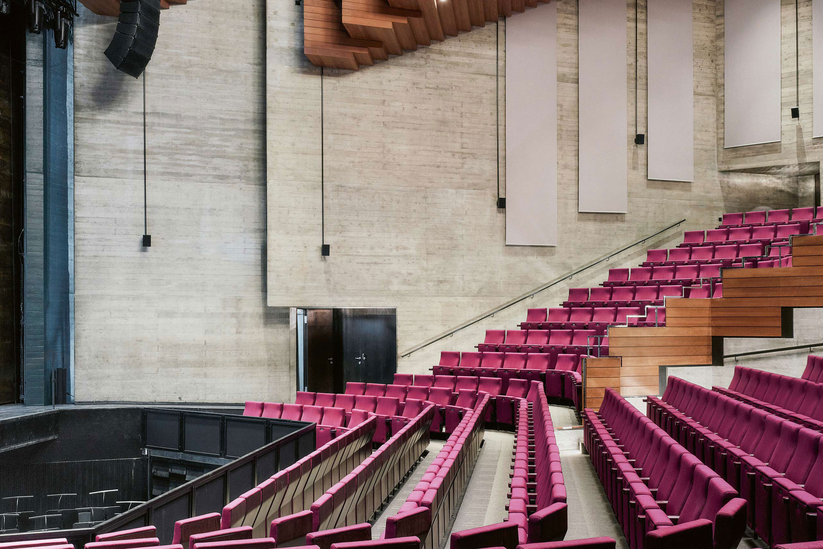 Die rund 740 Sitze des Theatersaals wurden demontiert, wo nötig instand gesetzt und mit einem neuen, vom Original inspirierten, aber widerstandsfähigeren Stoff bezogen.