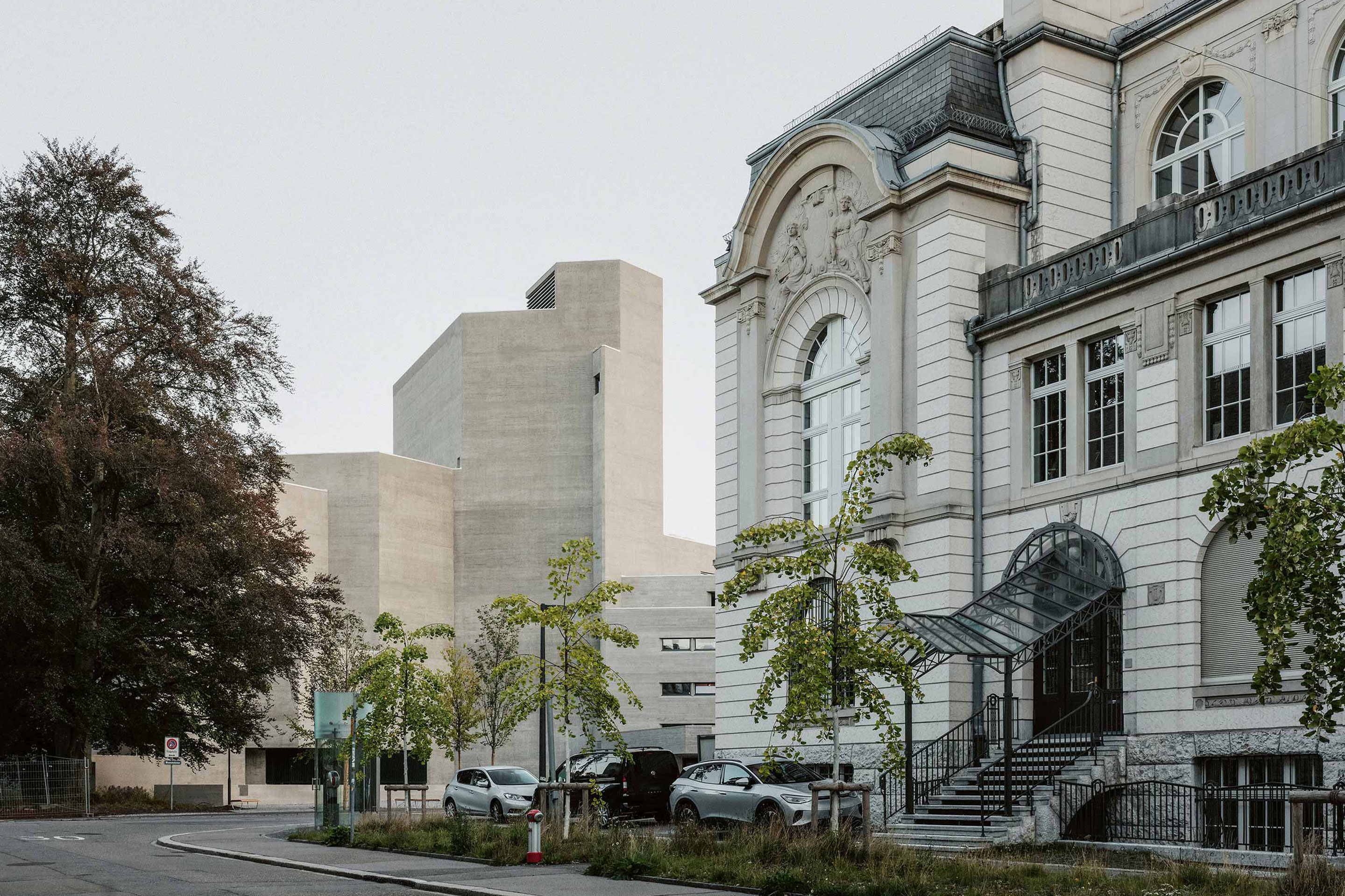 Nachbarn im Dialog: Links das 1968 eröffnete Theater St. Gallen von Claude Paillard, rechts die neobarocke Tonhalle von 1909 mit einer Tragkonstruktion von Robert Maillart.