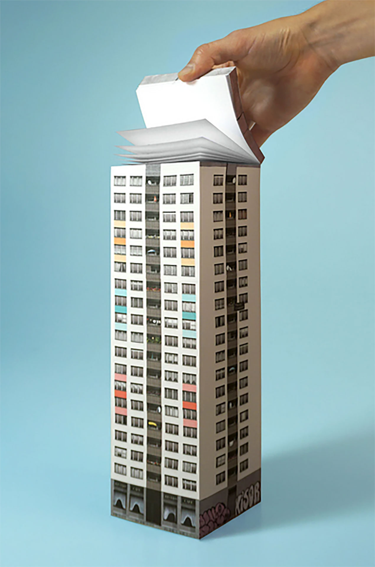 "Paperscraper Plattenbau Berlin" de Seltmann Publishers à l'échelle