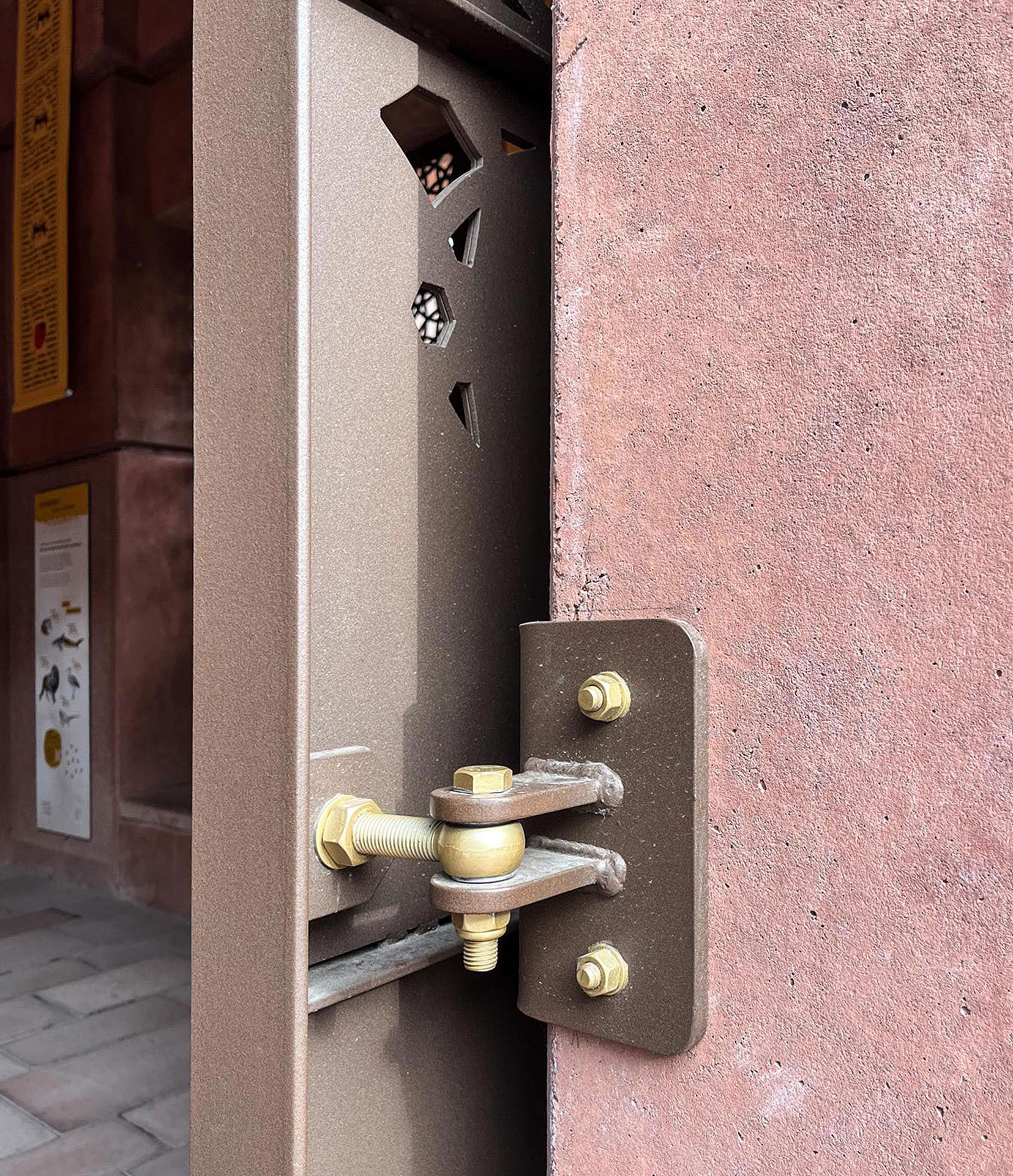 Im Einklang mit den erhöhten Sicherheitsanforderungen in den Gehegen sind auch die Tore am Eingangsbereich massiv ausgeführt.