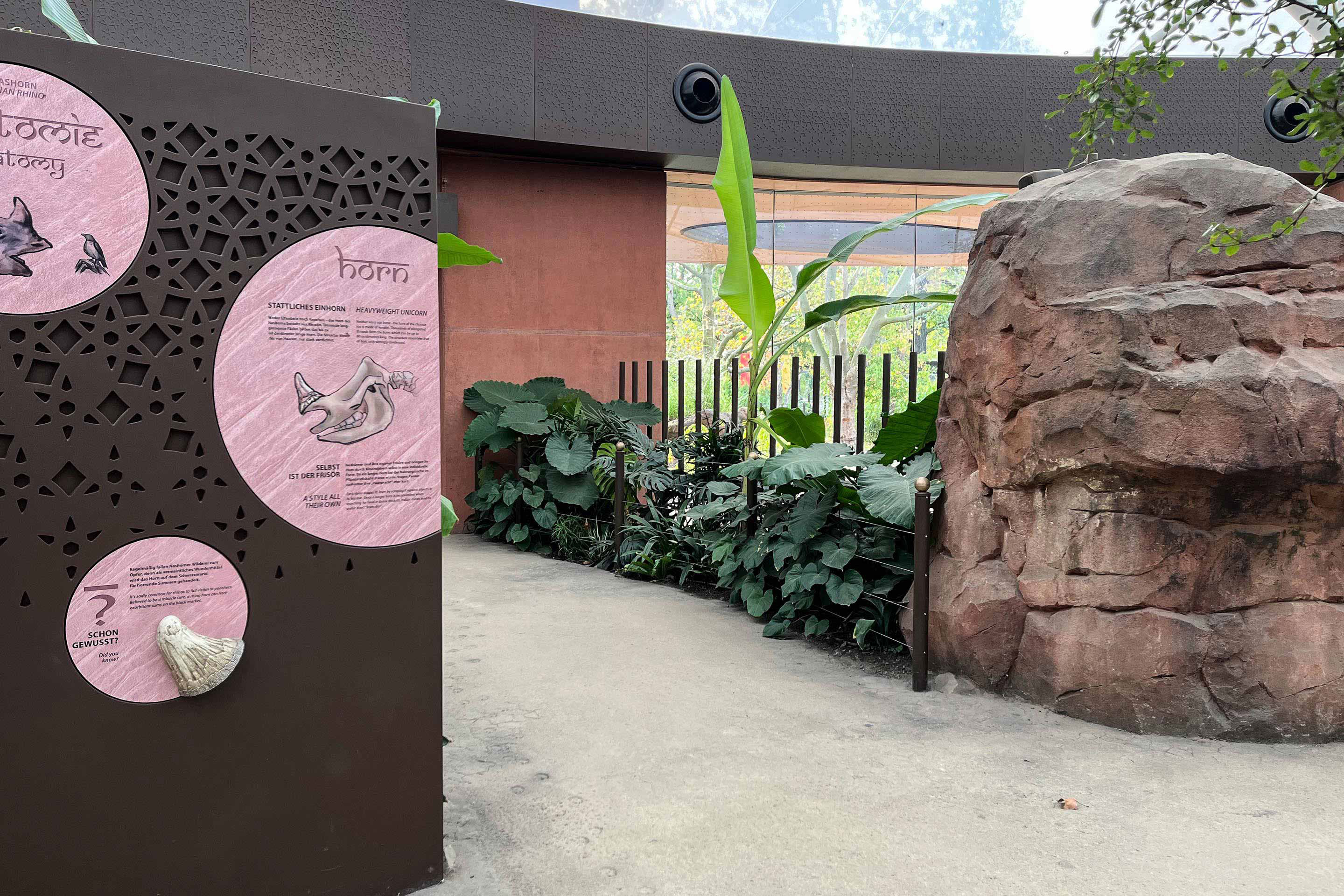 Ein transluzentes Dach überspannt den Innenraum. Die Lichtverhältnisse unterscheiden sich kaum von draussen.