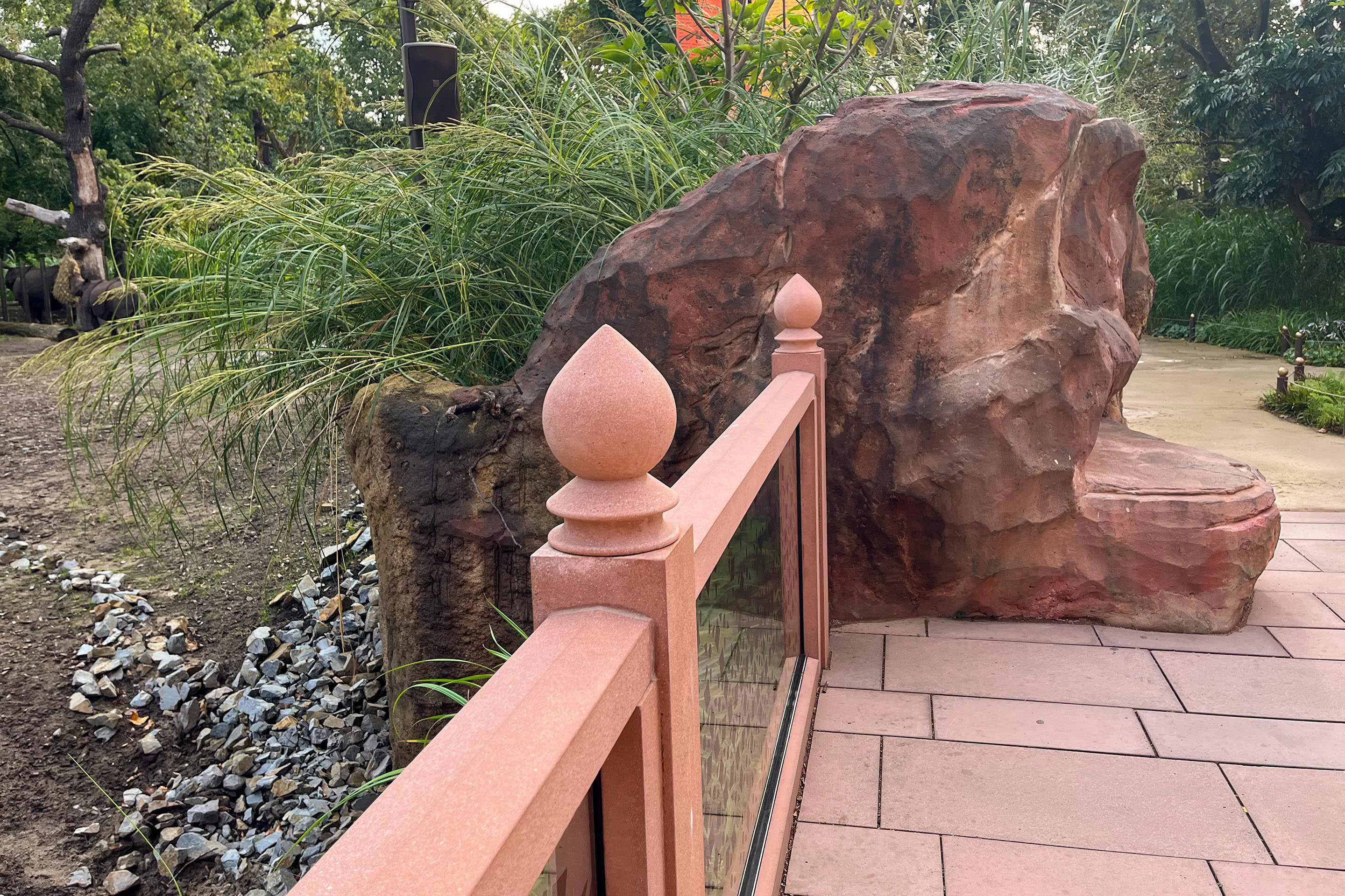 Architektonische und natürlich erscheinende Bauteile durchbrechen die Trennung von Besucherbereich und Aussengehege.