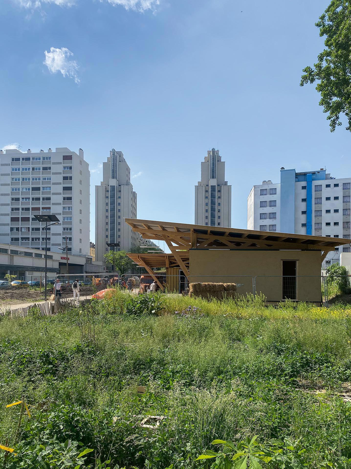 Maison associative urbaine en paille porteuse, 60 m2 de murs montés et enduits en six semaines de chantier participatif – Nebraska pour Projet EPI, Villeurbanne, France.