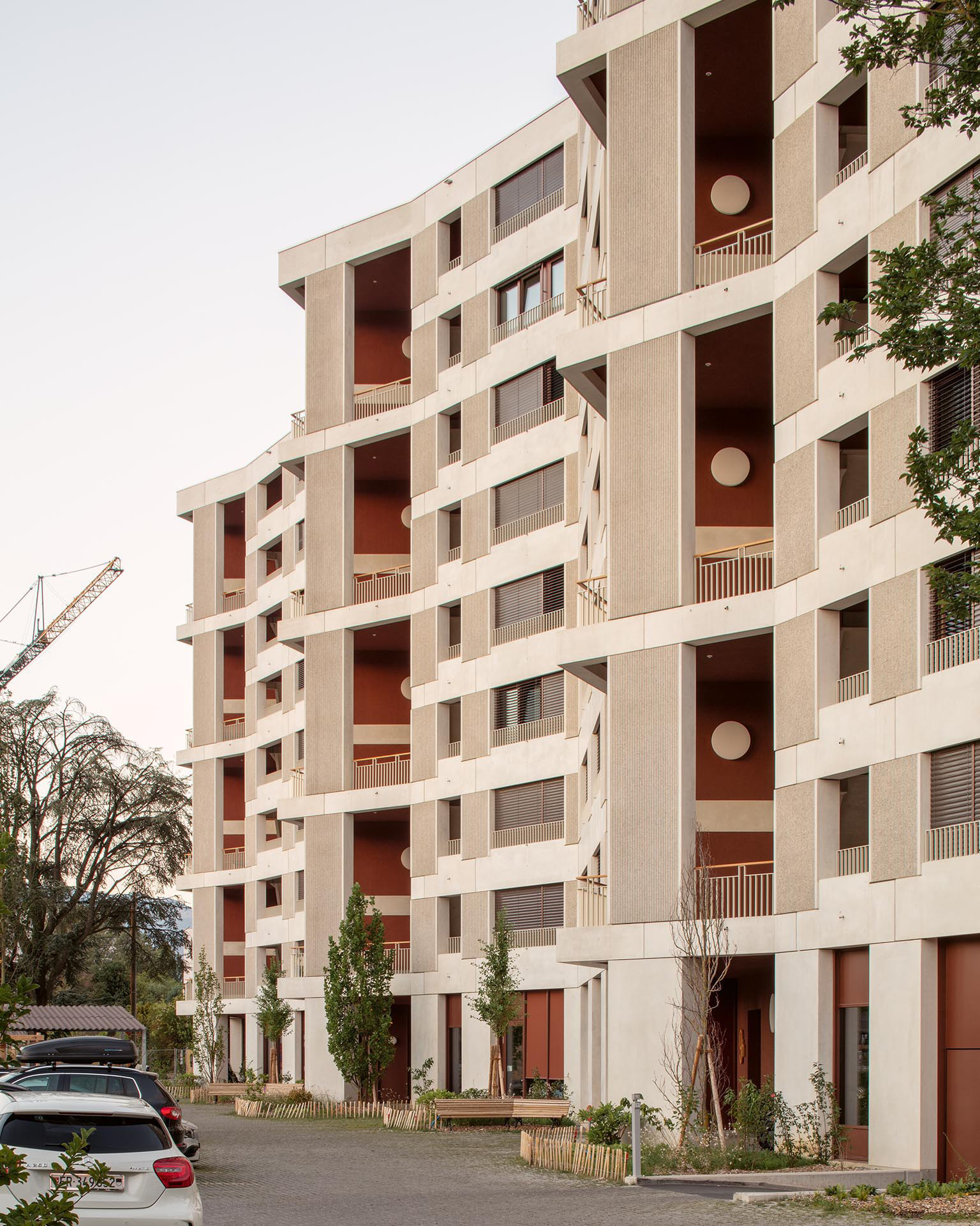 Les circulations verticales sont placées en dehors de l’enveloppe thermique du bâtiment. Tous les deux étages, des loggias communes en double hauteur rythment la façade et protègent du bruit de l’avenue des Communes-Réunies.