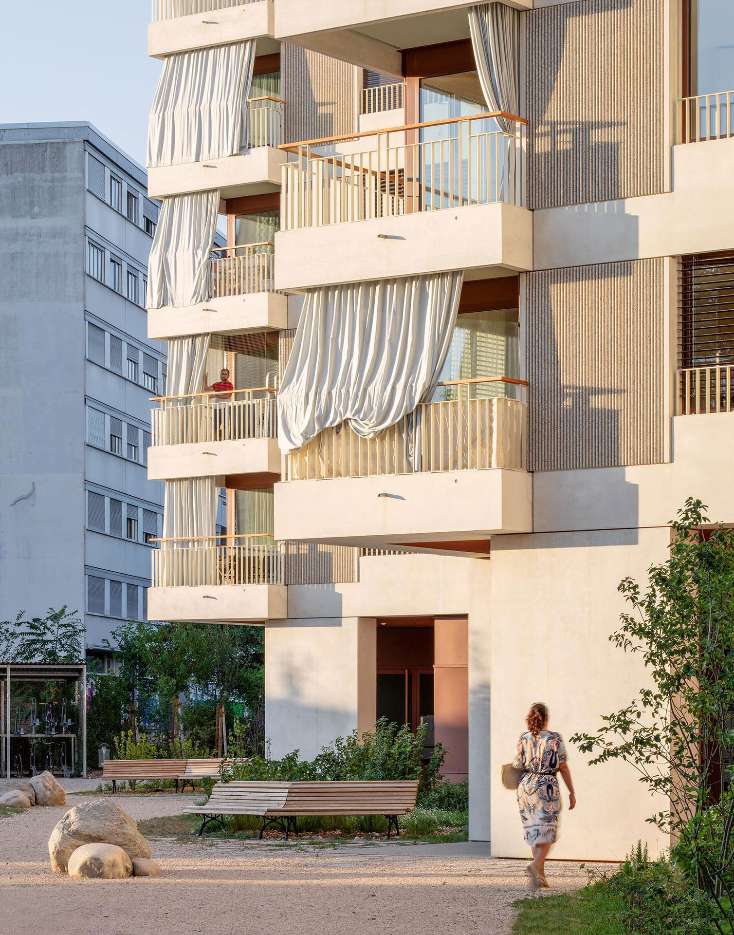Côté parc, les balcons d’angle des appartements scandent la façade et offrent des vues diagonales aux logements mono-orientés.