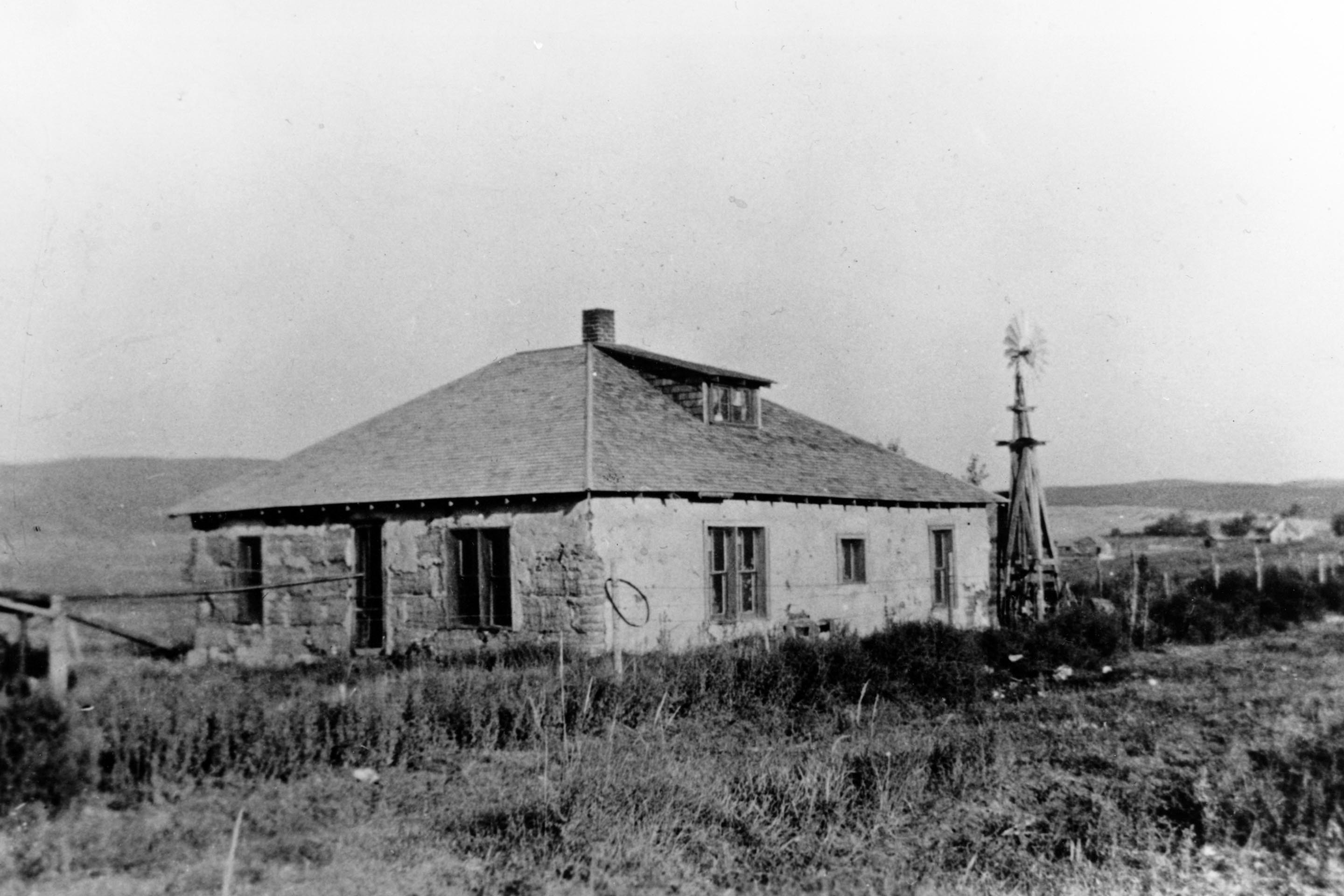 La maison d’Edward Martin bâtie en bottes de paille enduites à Arthur, Nebraska. Vers 1925.