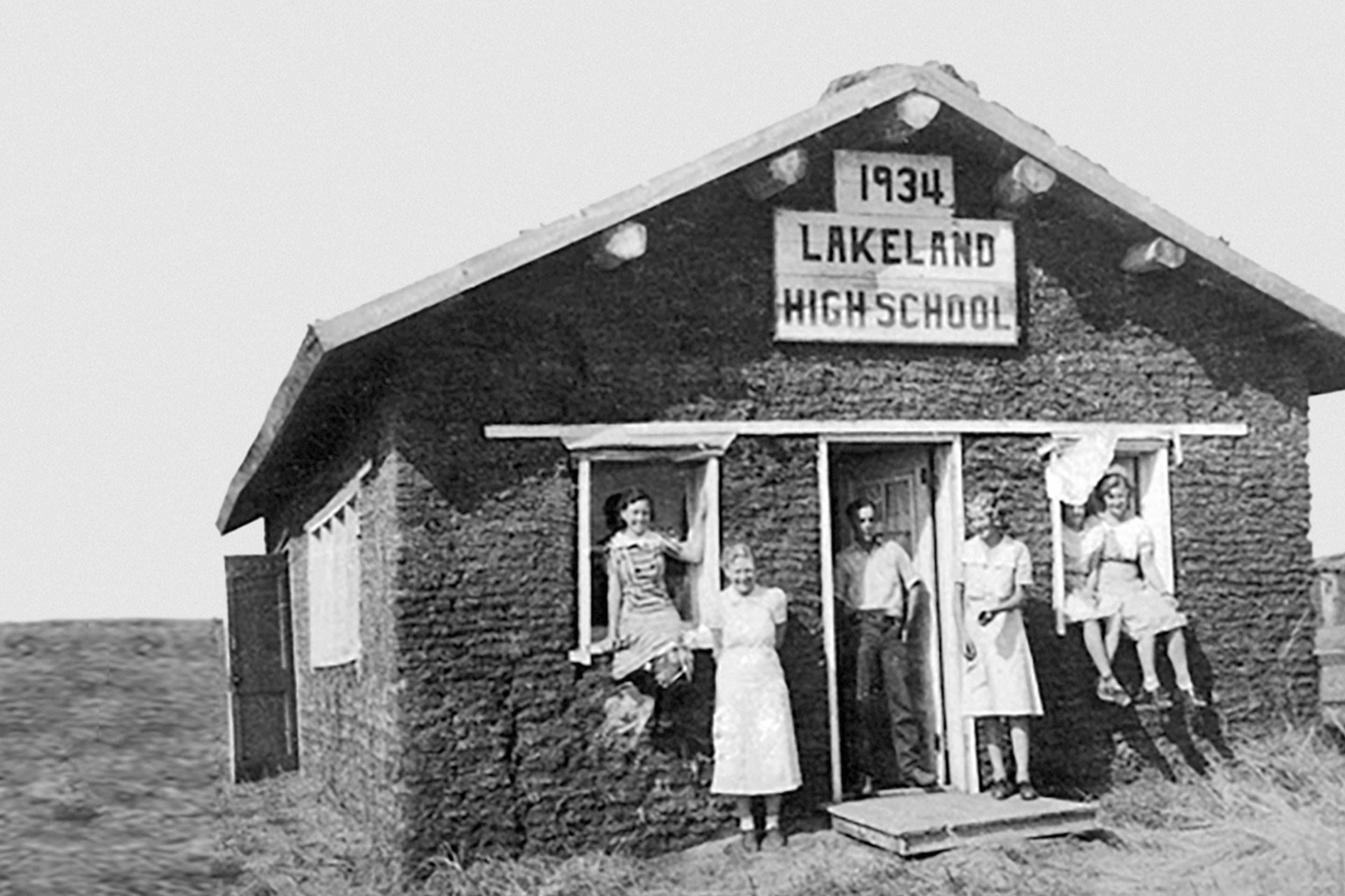 Le lycée Lakeland construit en mottes en 1934 près d’Ainsworth, Nebraska.