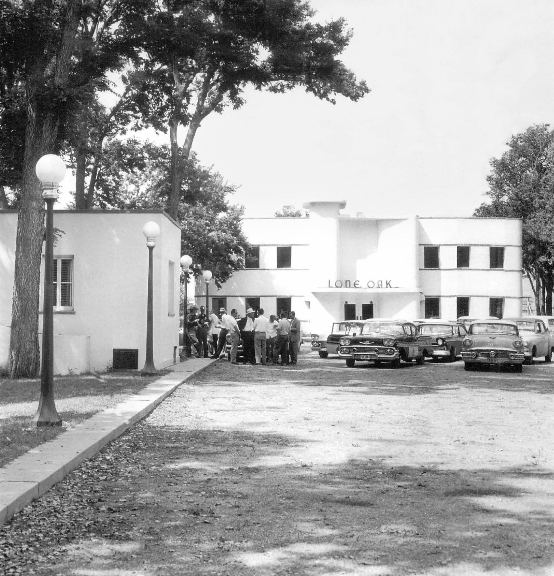 Avec son esthétique « moderne » et ses deux niveaux, le Lone Oak, à quelques miles à l’ouest de Lincoln (Nebraska) détonne. Il semble que les bottes de paille, empilées et généreusement maçonnées les unes sur les autres, soient porteuses. Jusqu’en 1958, le rez-de-chaussée servit de restaurant, et l’étage, de salle de bal (370 m2). Il changea par la suite plusieurs fois de propriétaires, de noms et d’occupations jusqu’à sa démolition en 2012.