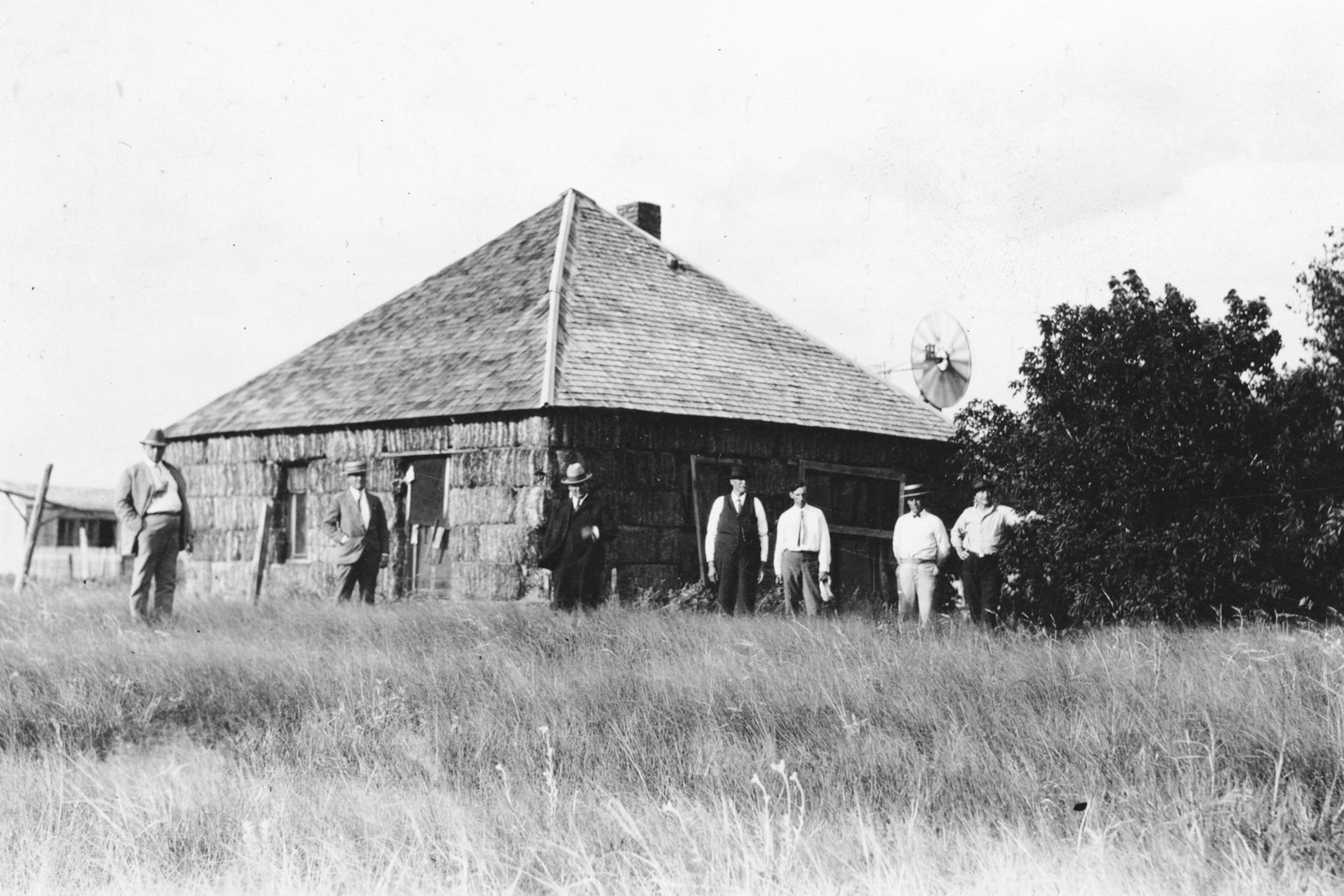 La maison McGreath au nord de Thedford (Nebraska) où les bottes sont posées à plat, empilées en quinconce et chapeautées par un toit pyramidal.