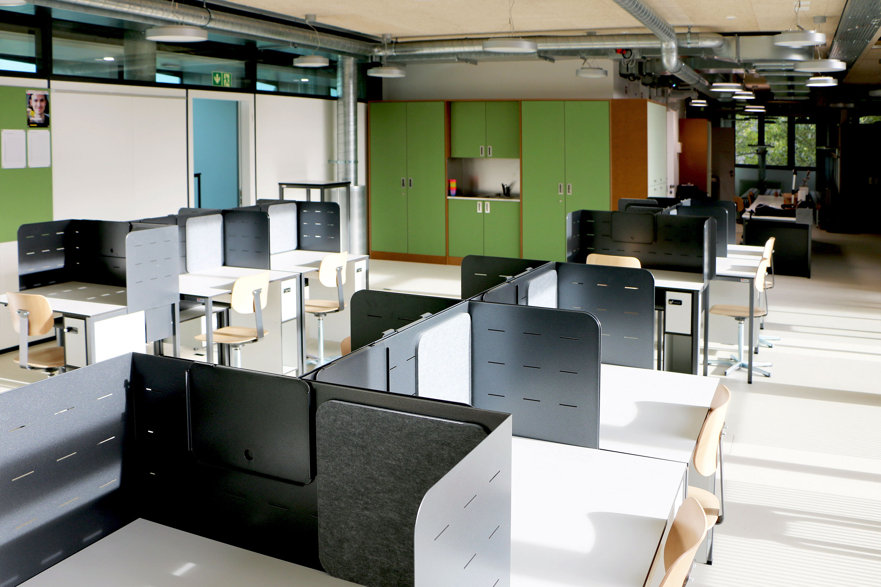 Die Lernateliers mit persönlichen Arbeitsplätzen für jede Schülerin und jeden Schüler ermöglichen eine Vertiefung des Lernstoffs.