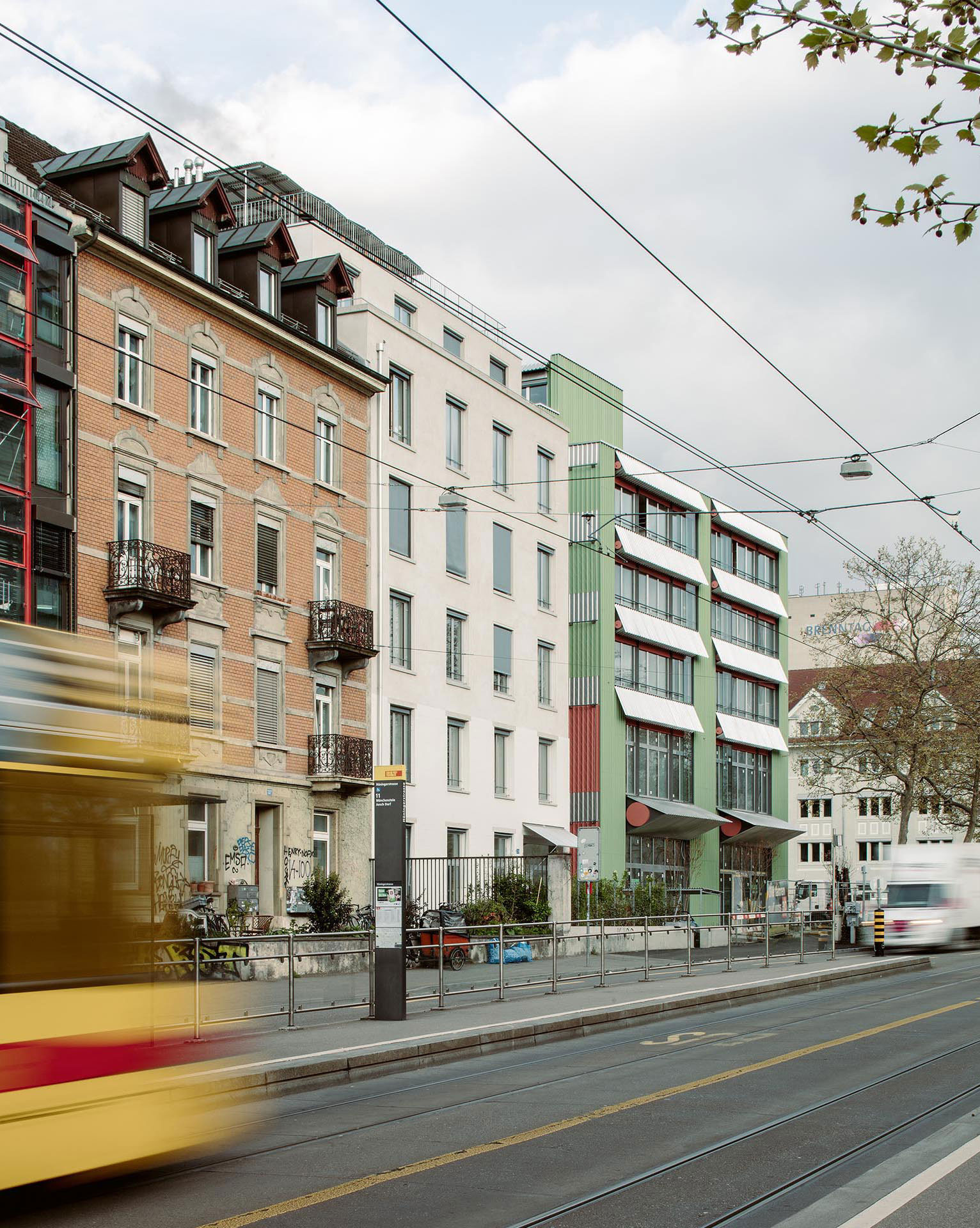 Das ehemalige Weinlager wird Teil der Stadt. Von der Tramhaltestelle Hüningerstrasse fällt der Blick auf den neuen Kopfbau.