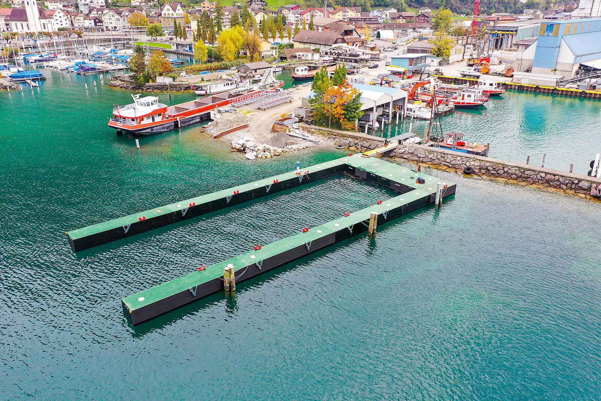 Ein zentrales Element der Seeschüttungen ist die Pontonanlage, die derzeit im Hafen Flüelen aufgebaut wird. Die U‑förmige Andockstelle für die Klappschiffe ankert bei Schüttstart im Gebiet Allmeini und Schanz.