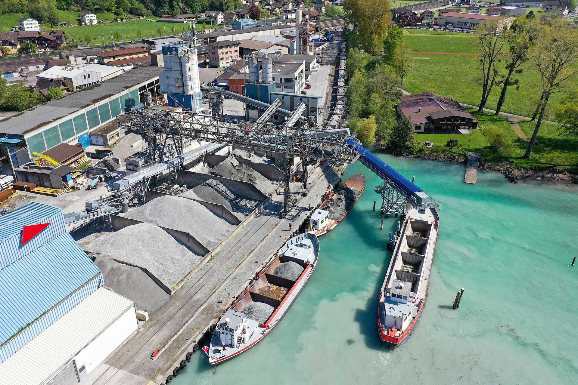 Vom Gotthard her wird das Gestein per Bahn zum Industriehafen in Flüelen transportiert und dort auf die Schüttschiffe verladen.