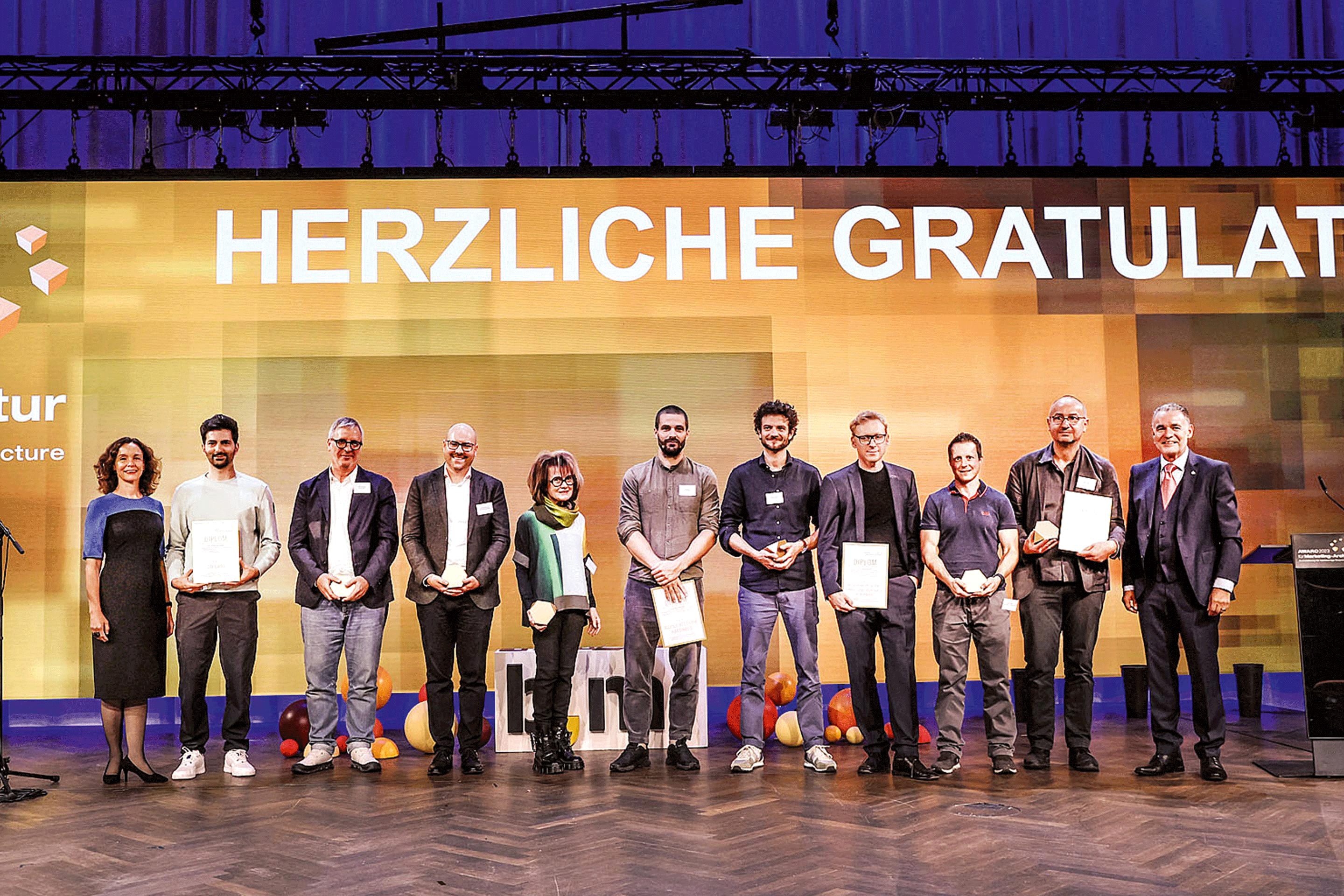 Sechs Preise, fünf ausgezeichnete Projekte, davon ein Doppelsieger: der «Award für Marketing + Architektur» am 14©©©© September 2023 im Kursaal Bern.