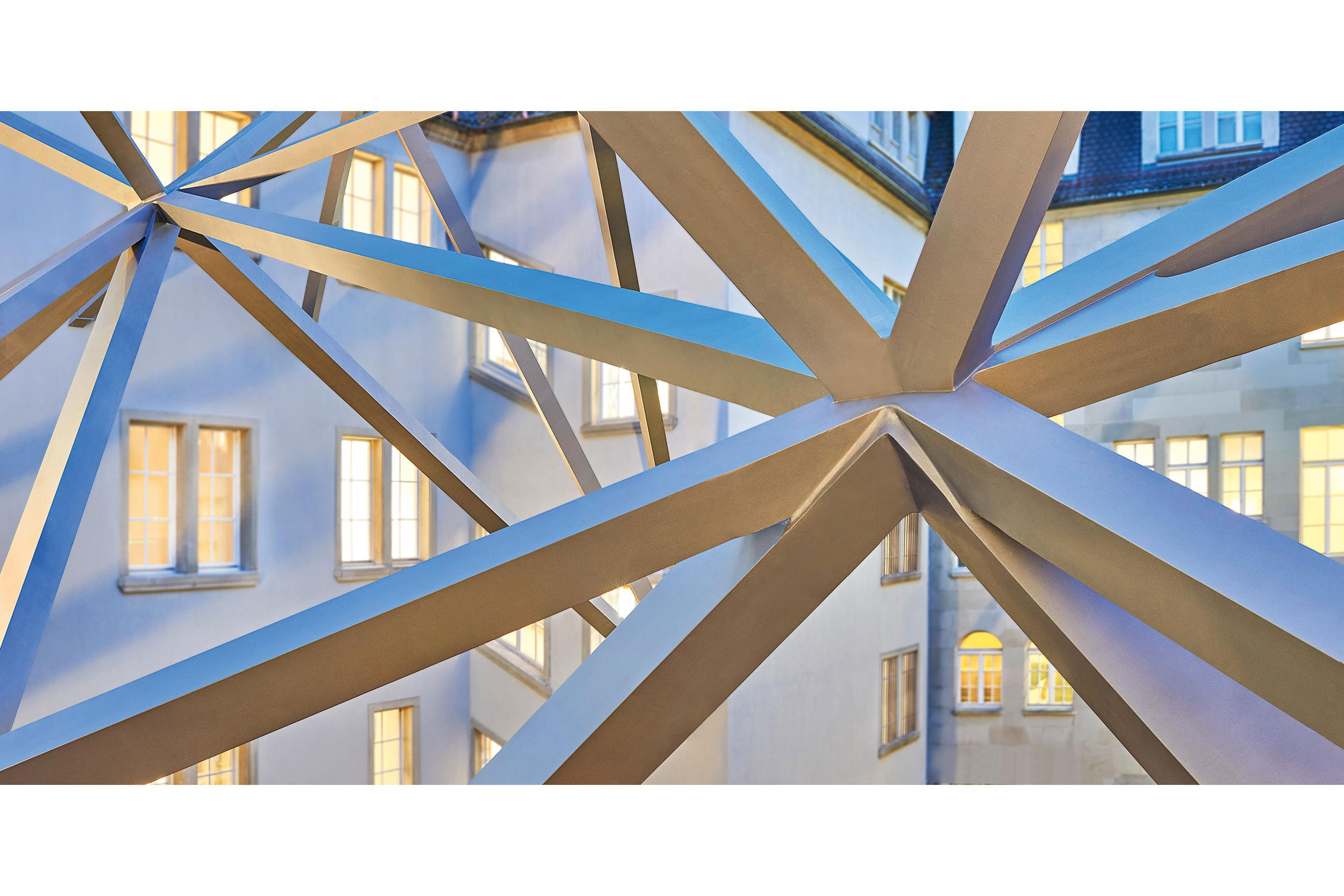 Leuenhof, Zürich: Eine neue Stahlstruktur leitet die Kräfte im Erdbebenfall ab und wertet gleichzeitig den Innenhof auf.