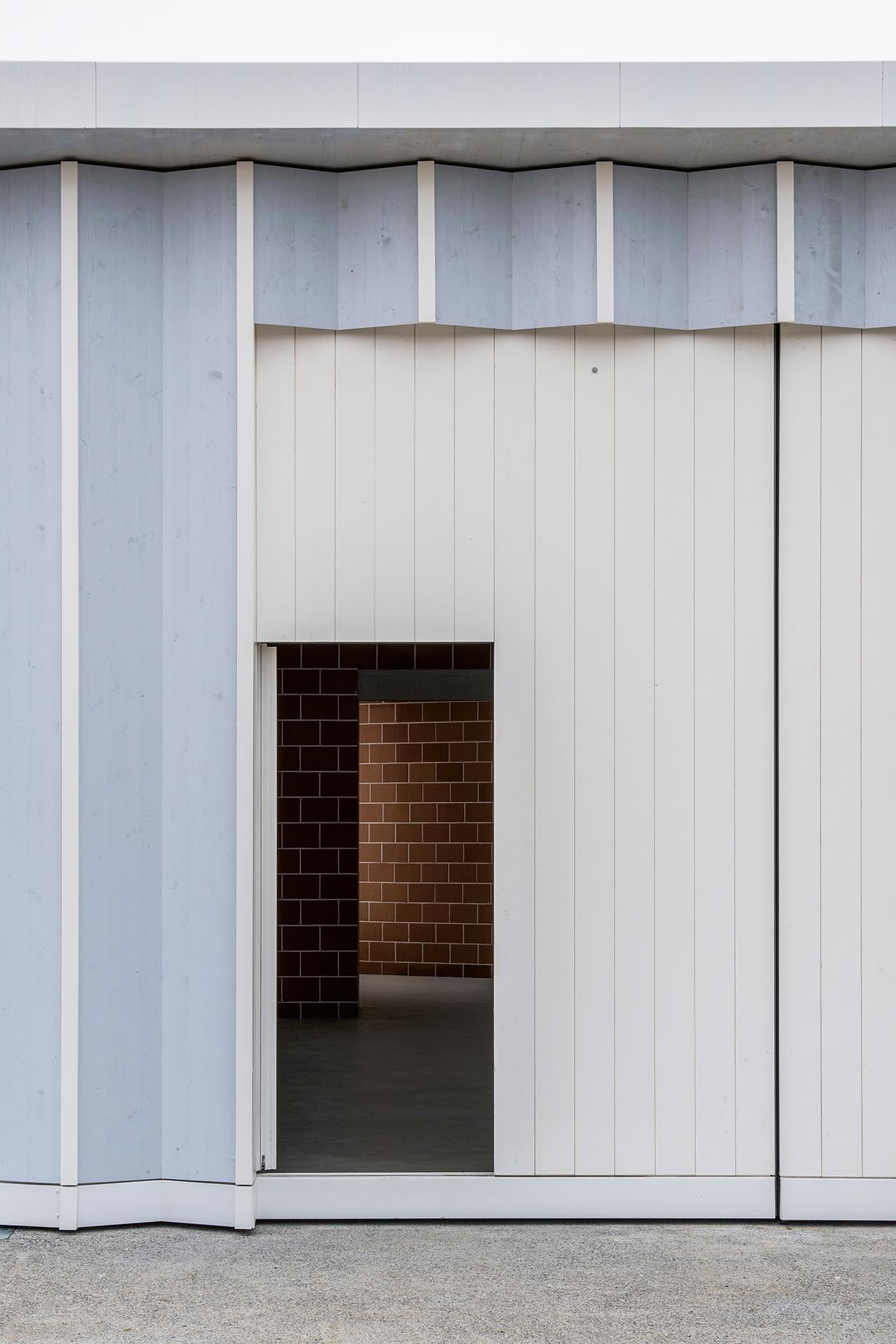 La façade en accordéon confère une certaine légèreté au bâtiment.
