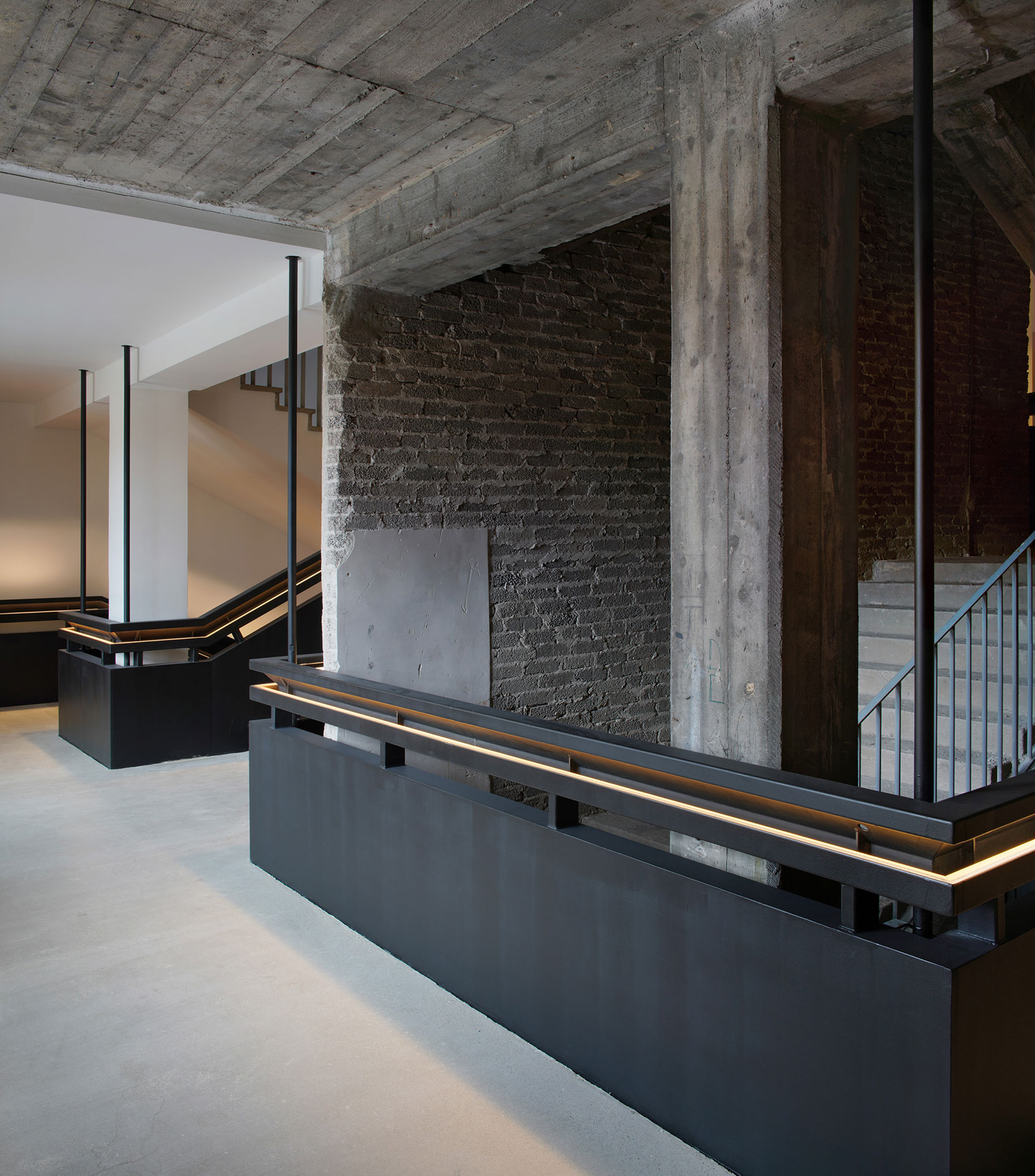 Die neuen Treppenläufe winden sich um die denkmalgeschützte Anlage.