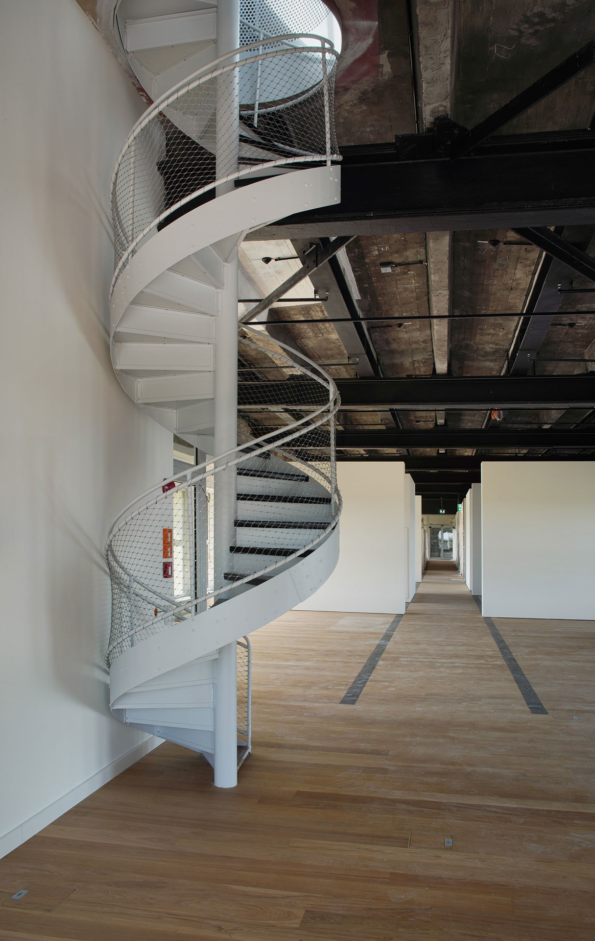 Am Ende der Ausstellungsebene führt eine Spindeltreppe in den ehemaligen Tower und auf die Dachterrasse.