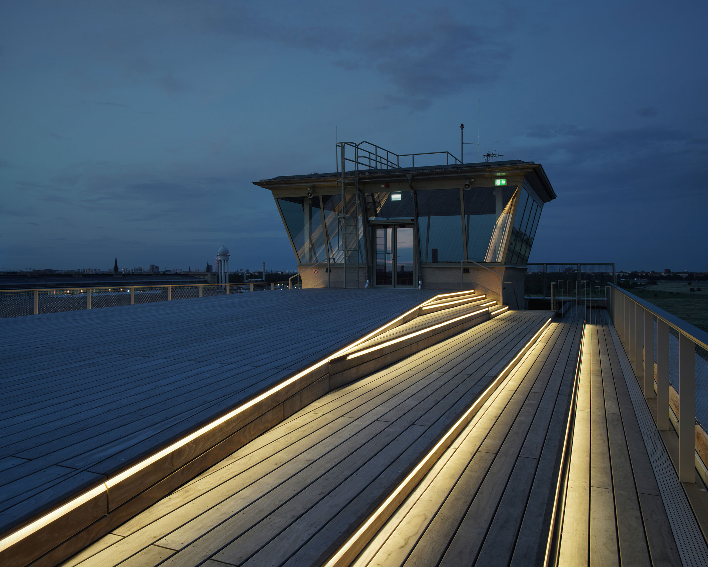 Durch die seitlichen Sitzstufen rückt das Treppengeländer aus dem Sichtfeld.