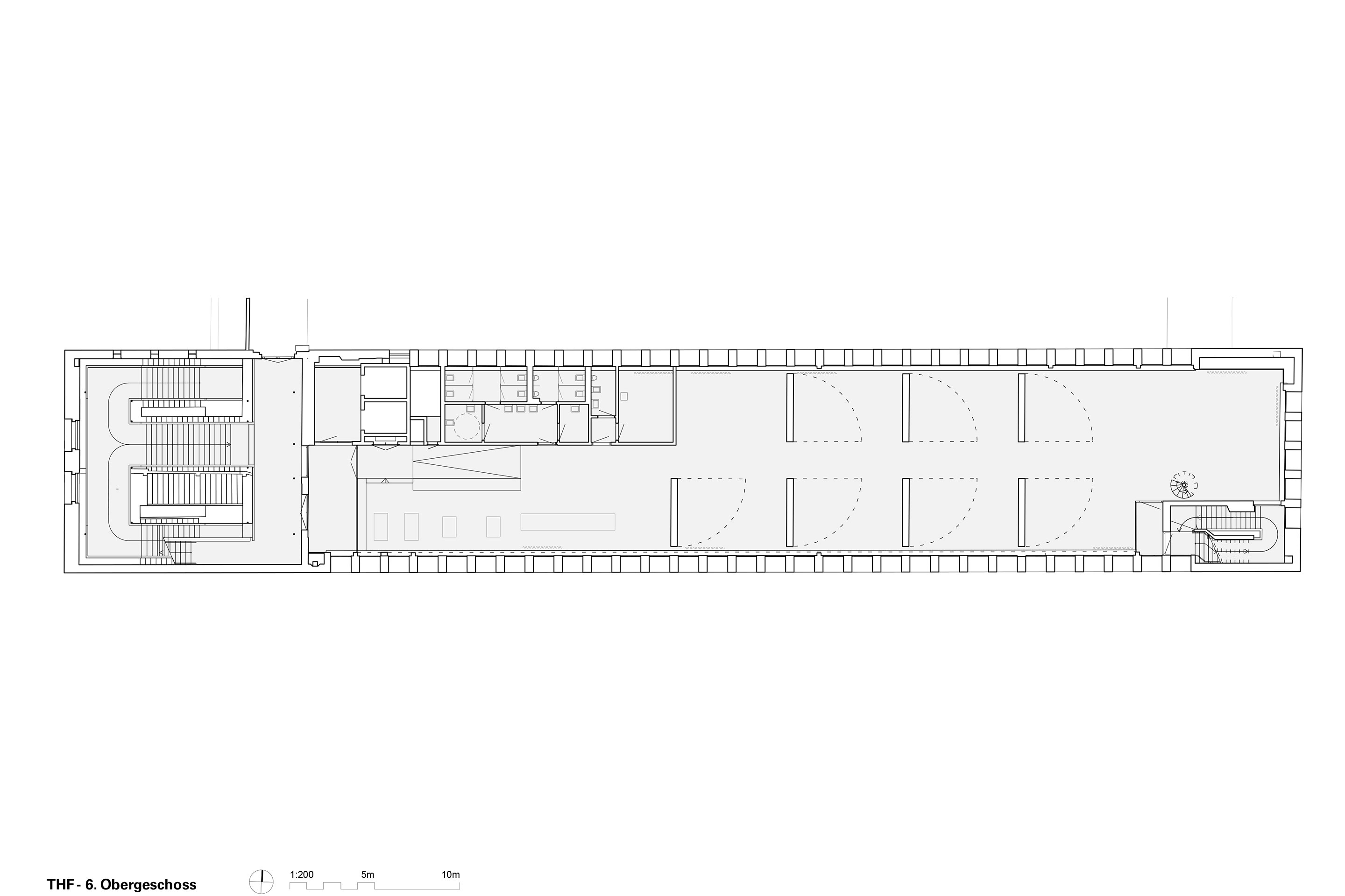 Grundriss 6. Obergeschoss. Hier eröffnen sich drei Bereiche: Ein weiterer Treppenlauf führt auf die Gangway zur Dachterrasse, eine Tür öffnet sich gen Norden auf das kilometerlange Dach der anschliessenden Halle, oder man betritt den Ausstellungsbereich durch die Glastüren.