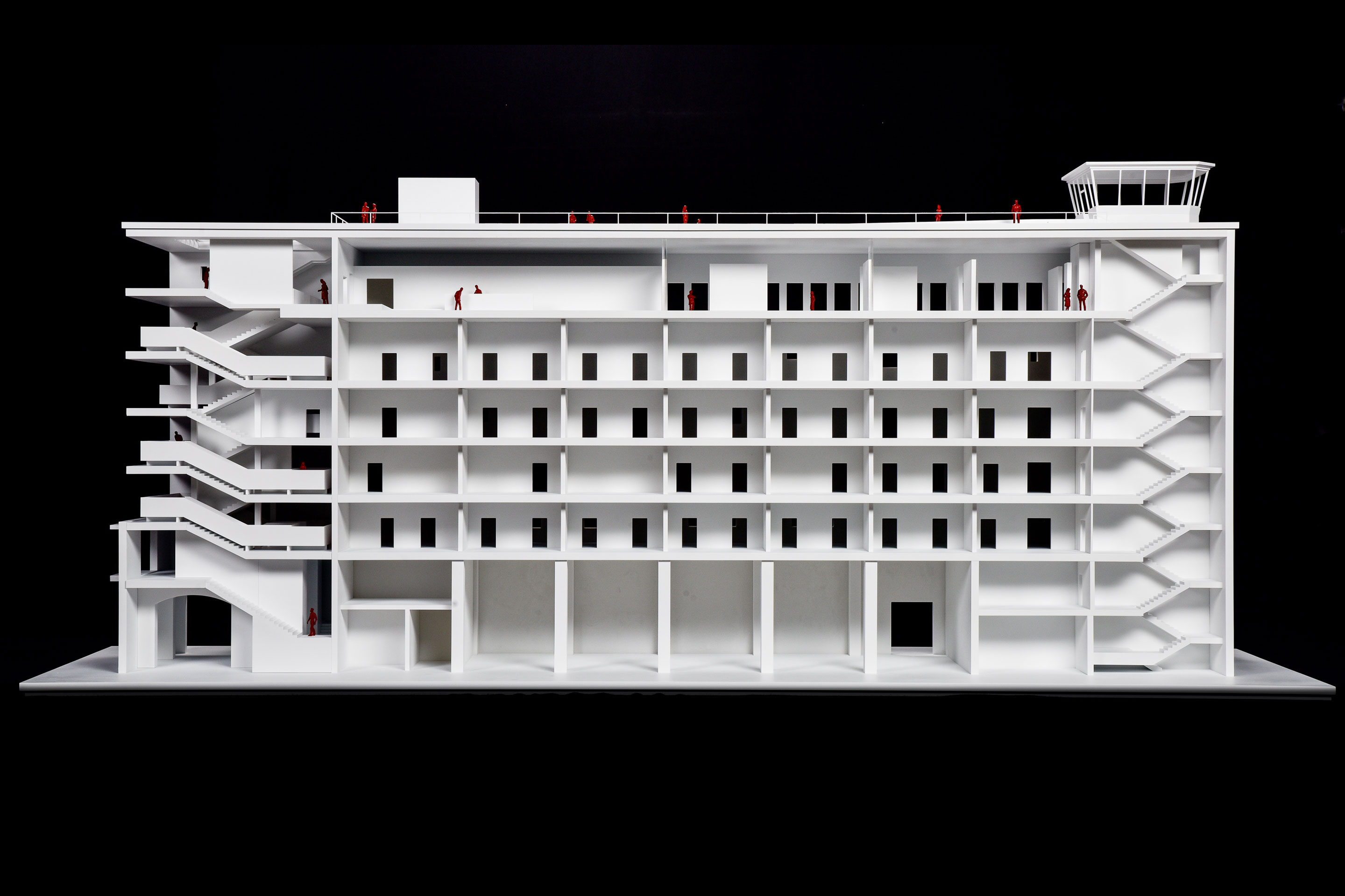 Modell des Kopfbaus. Zugänglich sind neu das 5. Und 6. Obergeschoss sowie die Dachterrasse. Die Erschliessung erfolgt ab dem 1. Obergeschoss über eine eingehängte Stahltreppe ohne Kontakt zum nicht belastbaren Bestand. Vom EG ins 1. OG führt ein neuer Treppenlauf (links)..