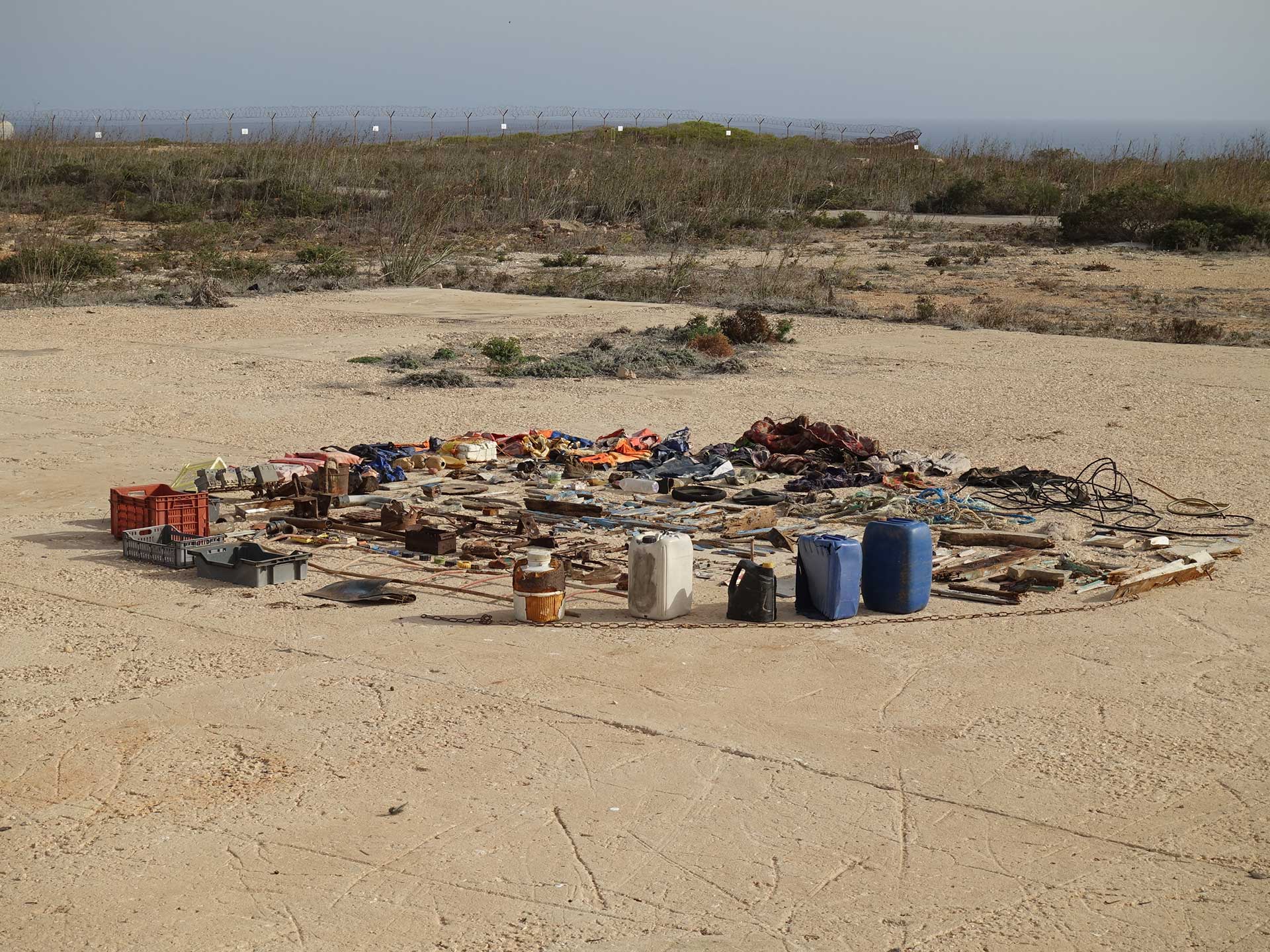 A Lampedusa, l’atelier est allé à la recherche des embarcations utilisées par les migrants pour la traversée et détruites par les autorités italiennes. Comme action contre l’effacement de ces traces, les restes trouvés ont été soigneusement classées, rassemblés et disposés soigneusement sur une plateforme en béton d’un site militaire.