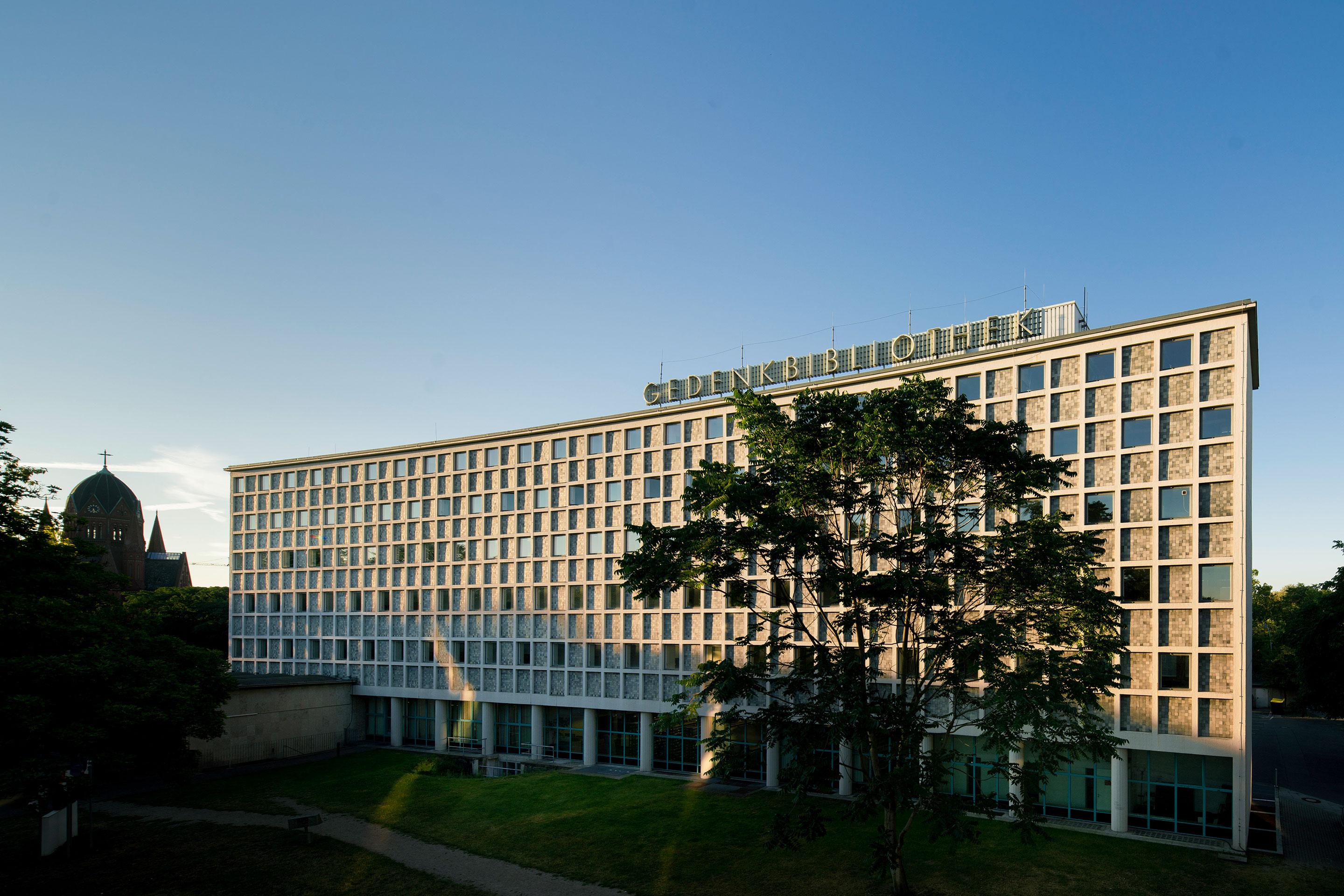 Einer der beiden Standorte der Zentral- und Landesbibliothek Berlin (ZLB) ist die Amerika-Gedenkbibliothek in Kreuzberg. Sie war ein Geschenk der Vereinigten Staaten. Aus Mitteln des Marshall-Plans finanziert, wurde sie 1954 in West-Berlin zur Durchsetzung von Bildungs- und Meinungsfreiheit gegründet. (Architektur: Fritz Bornemann, Gerhard Jobst, Willy Kreuer und Hartmut Wille, 1952-1957). Seit 2019 überprüfen städtebauliche Machbarkeitsstudien eine Erweiterung. Eine Vielzahl von Anforderungen hinsichtlich