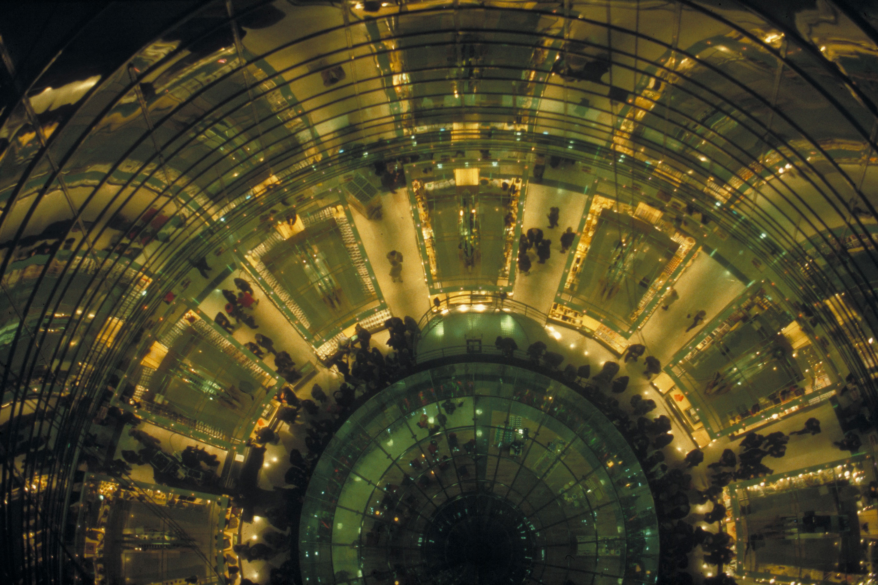 Spektakuläre Glastrichter leiten das Tageslicht ins Innere – interessant für die Atmosphäre, aber wenig Platz für die Warenpräsentation.