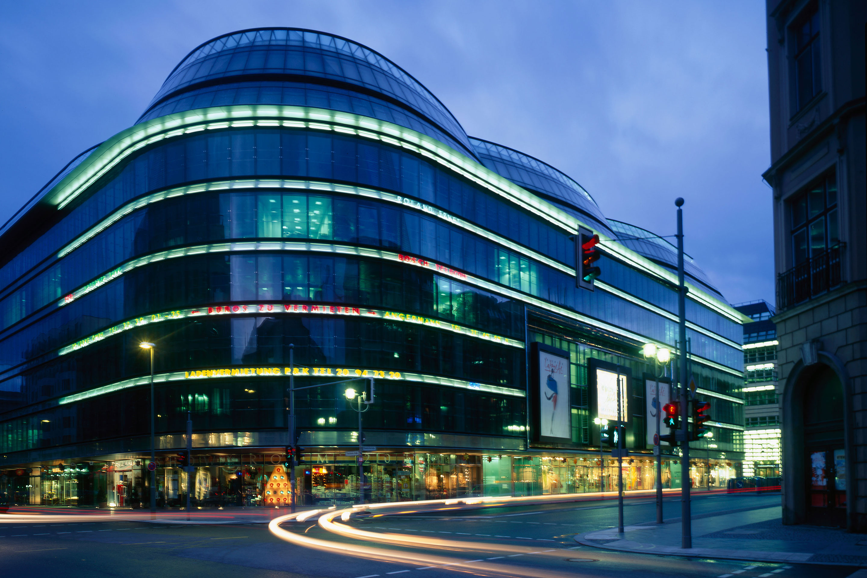 Das Kaufhaus Galeries Lafayette in Berlin Mitte schliesst Ende 2024 seine Tore. Die 1996 von Jean Nouvel, Emmanuel Cattani &amp; Associés erstellte Immobilie wurde verkauft.
