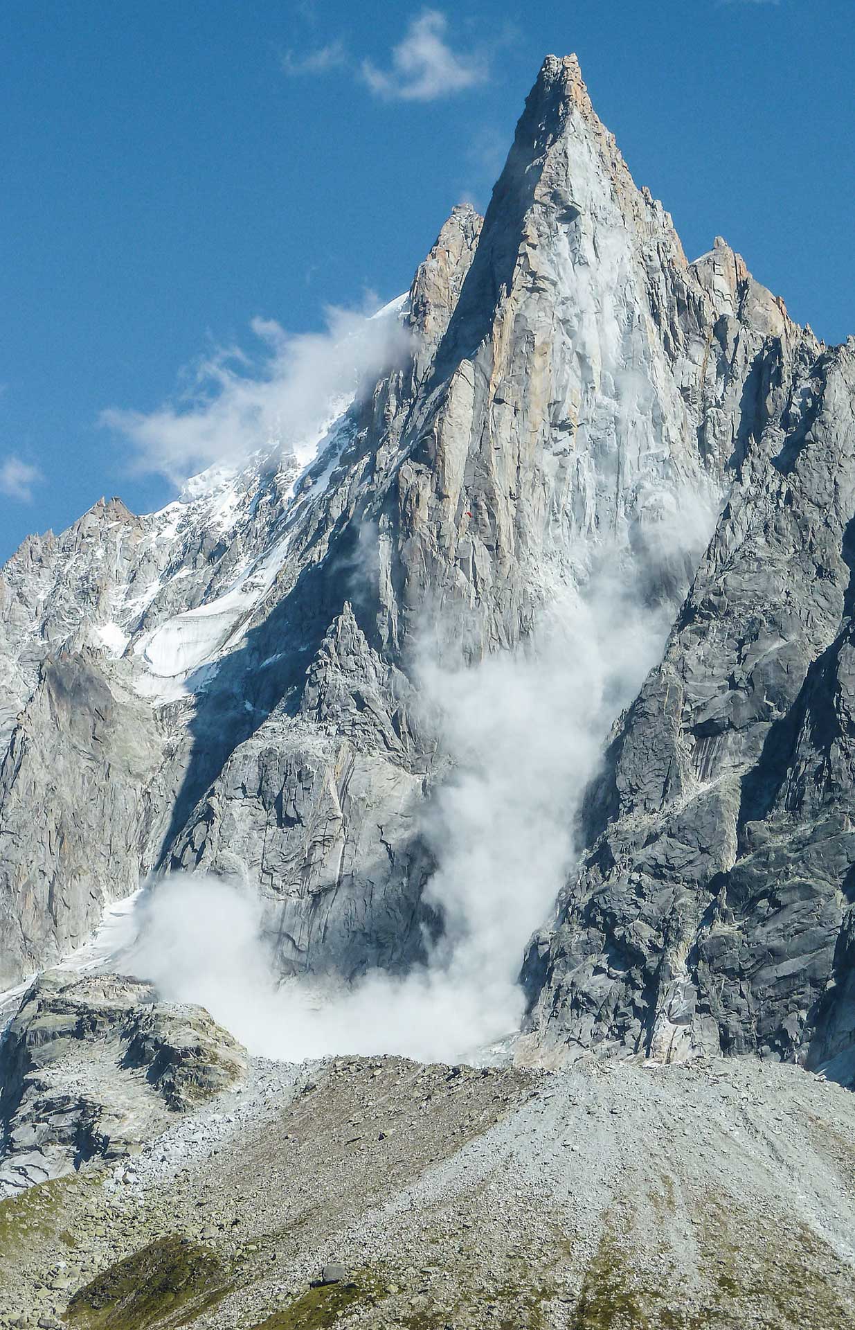 En septembre 2011, la face ouest des Drus subit une série de quatre écroulements, dont le volume total se monte à 12 000 m3. À l’aplomb du sommet, on ­distingue nettement la zone plus claire caractérisant la cicatrice de l’écroulement de juin 2005 (280 000 m3).