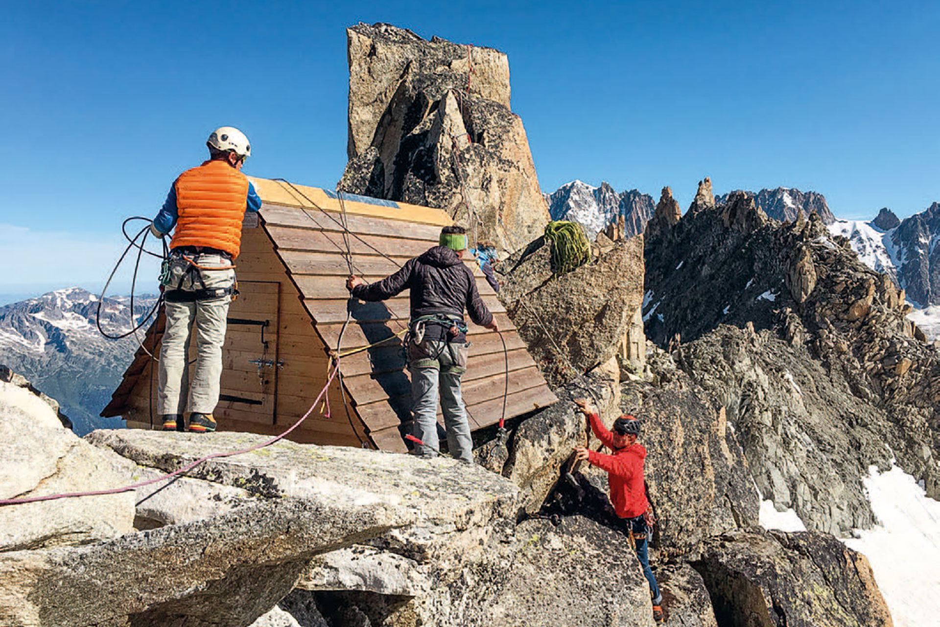 Installation du nouveau bivouac des Périades.