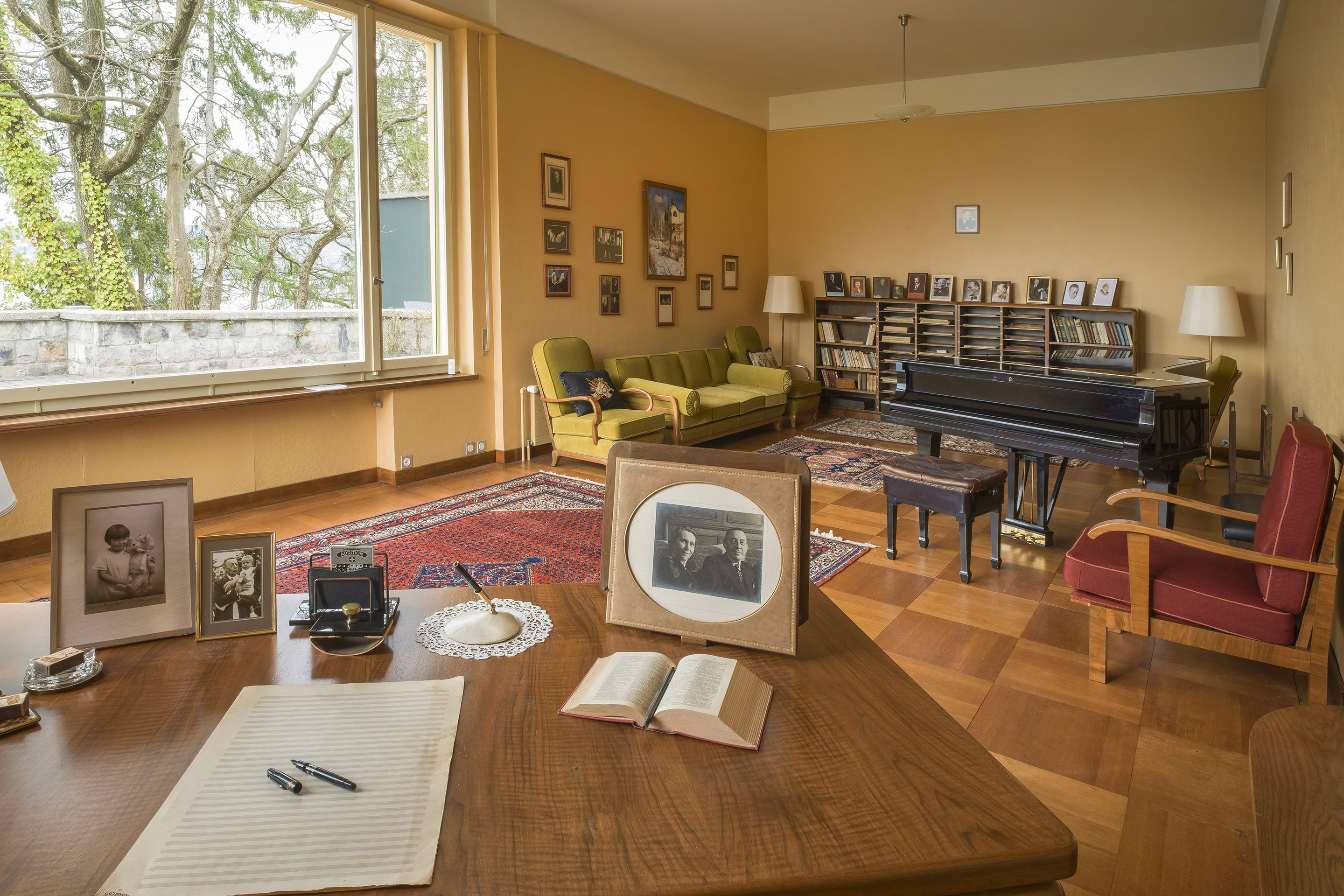Das Studio mit dem Partiturenmöbel, dem Flügel und dem Schreibtisch mit persönlichen Dingen des Komponisten.