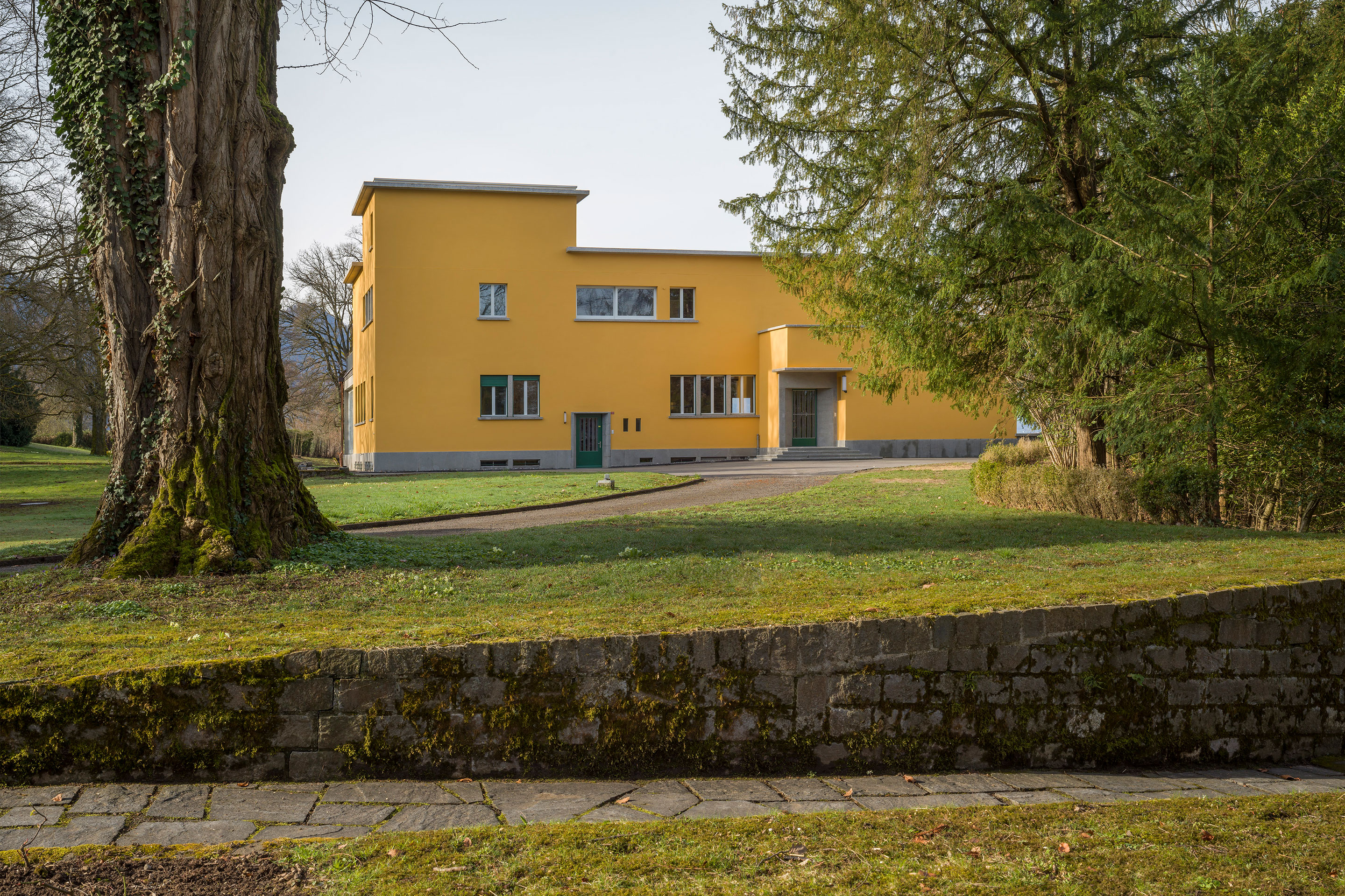 Nordfassade mit repräsentativem Haupteingang (rechts) und Bediensteteneingang (links).