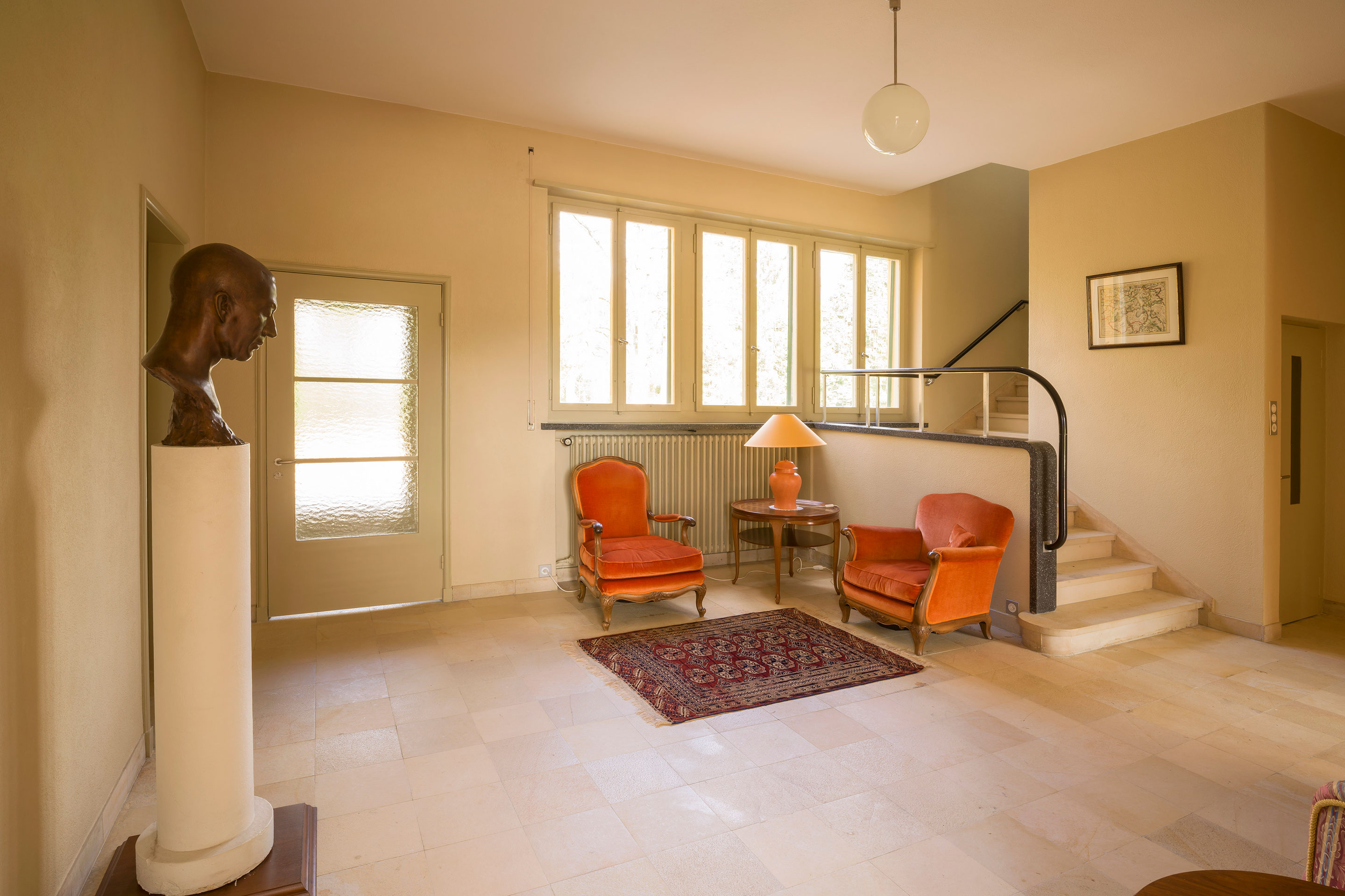 Die Eingangshalle mit der Treppe ins erste Obergeschoss und ganz rechts im Bild der Lift.