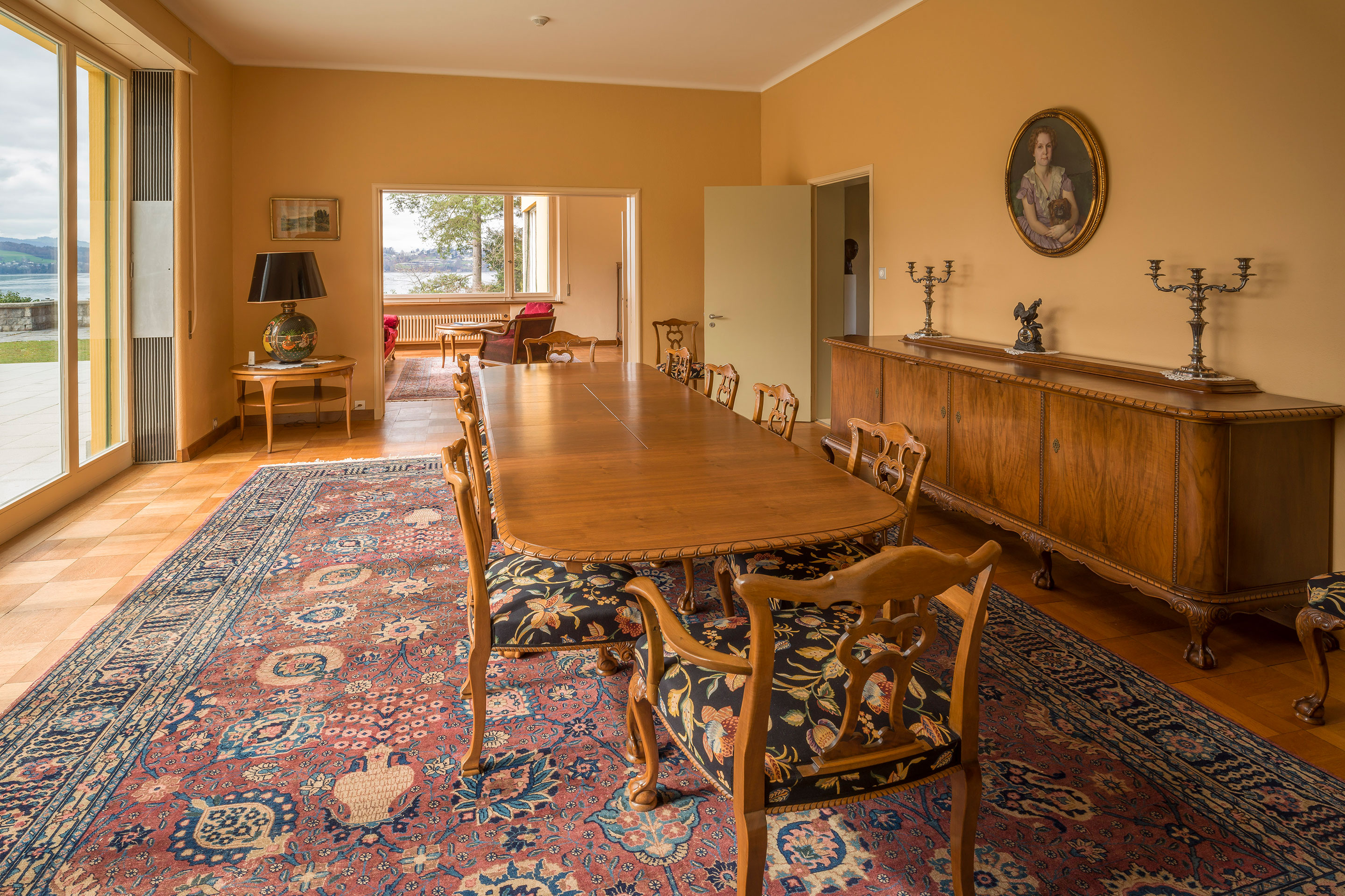 Esszimmer und Salon mit Blick auf den Vierwaldstättersee.