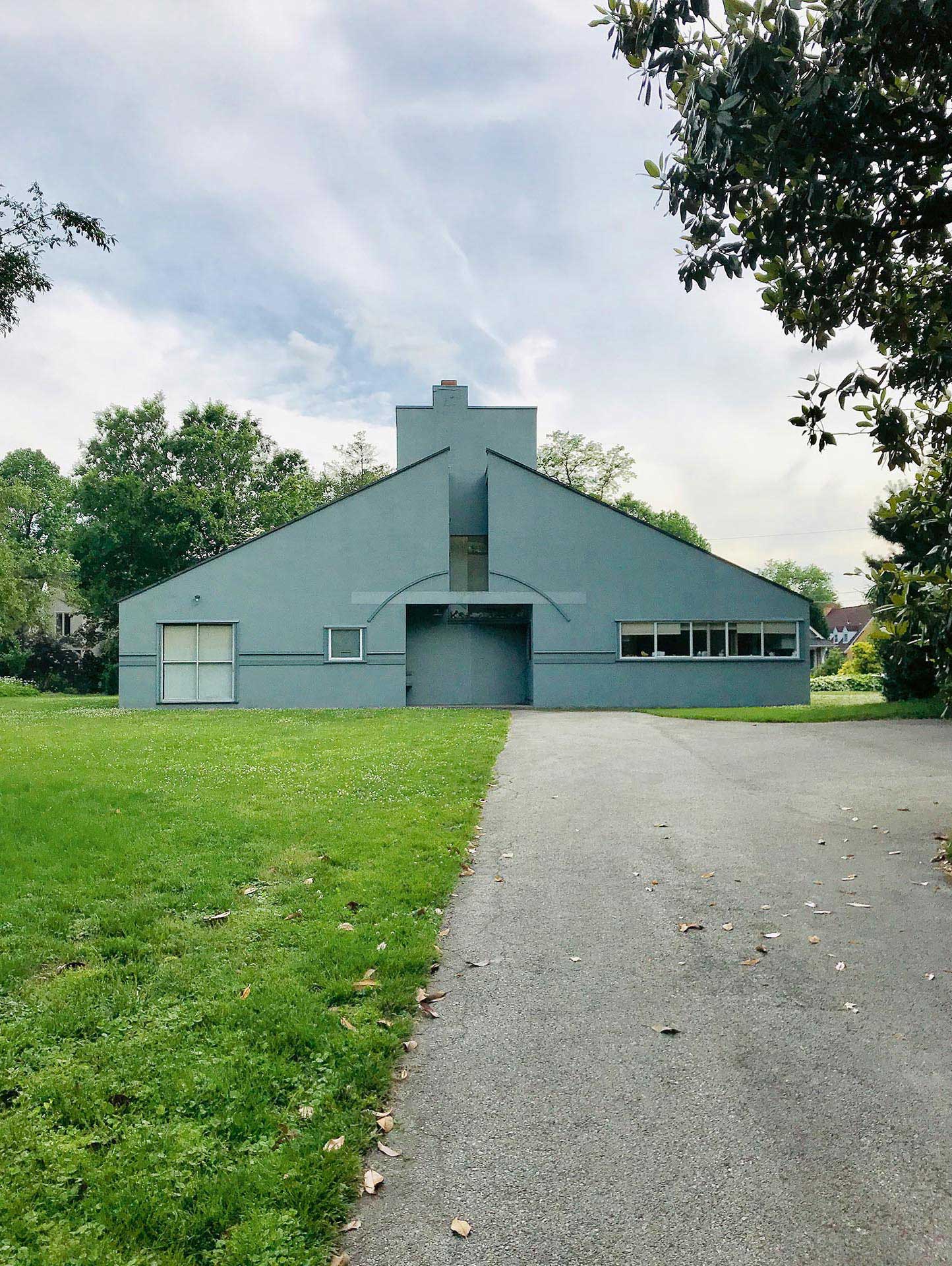 La «Vanna Venturi House» à Philadelphie de Robert Venturi, 1964. La maison a reçu un nouveau coup de peinture en 1967.