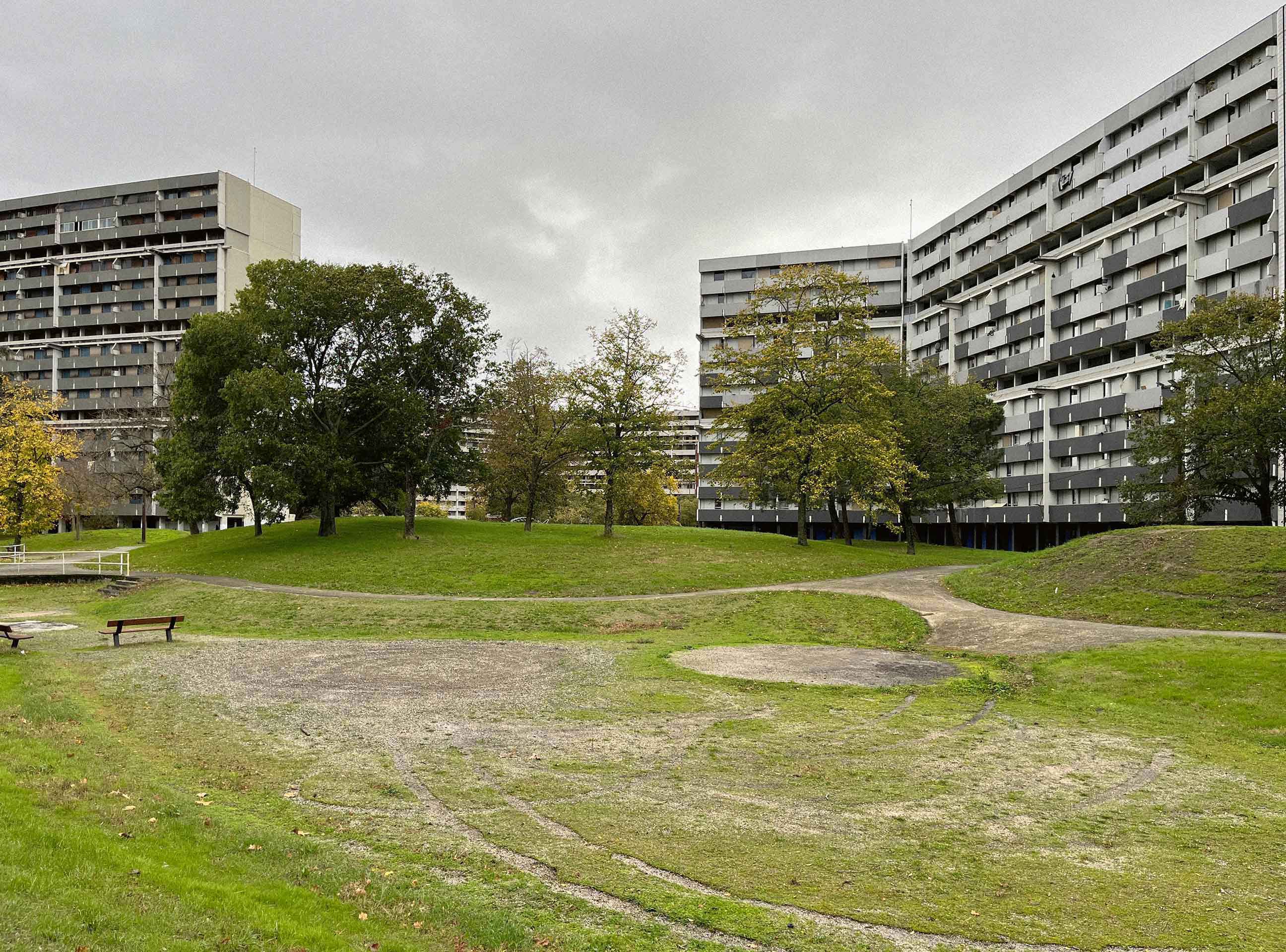 Vue de l’espace vert entre les immeubles Messager et Poulenc. Les bâtiments et l’espace commun seront démolis selon le nouveau plan.