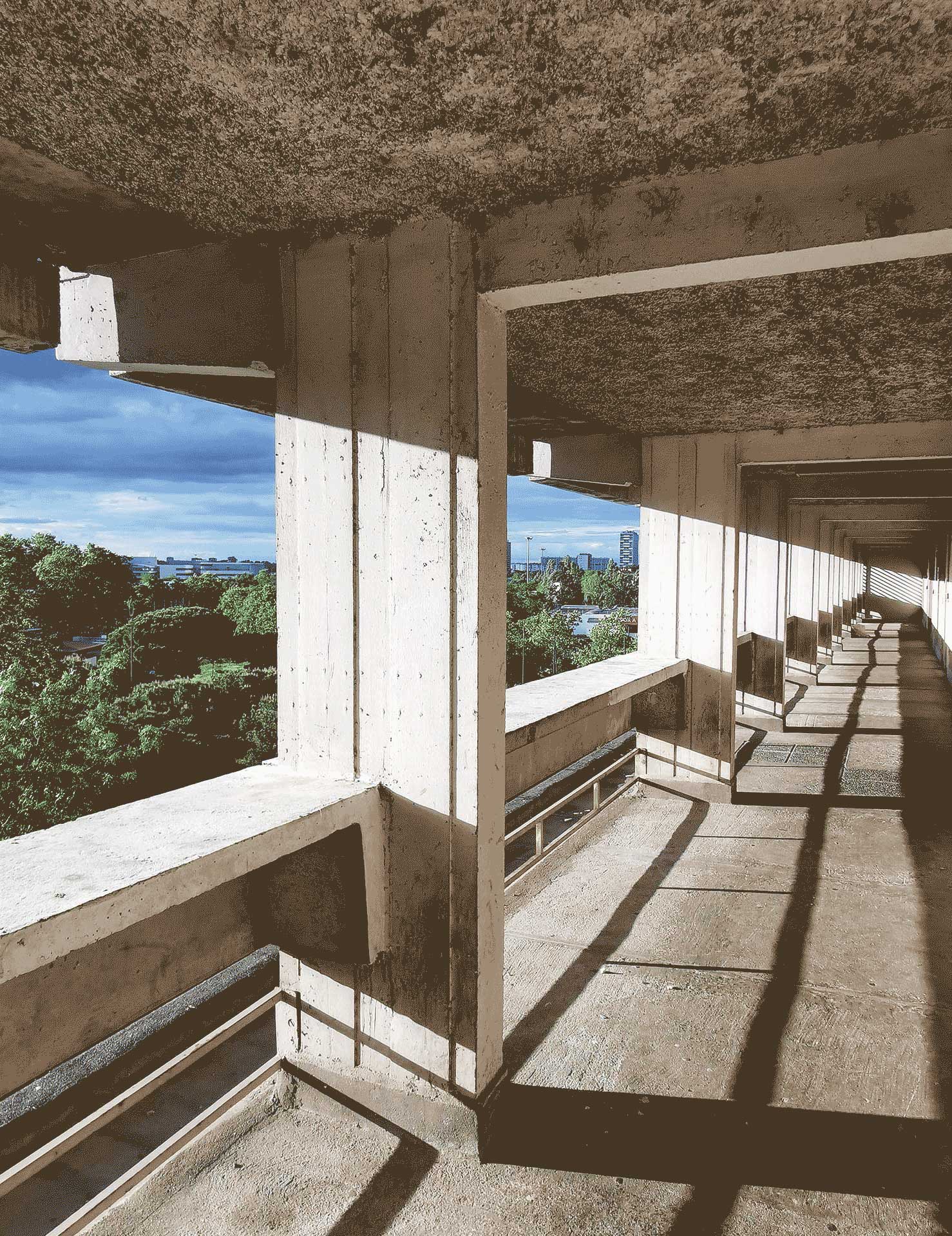 Vue de la coursive du 5e étage et sa relation avec le paysage dans l’immeuble Messager, Toulouse Le Mirail.