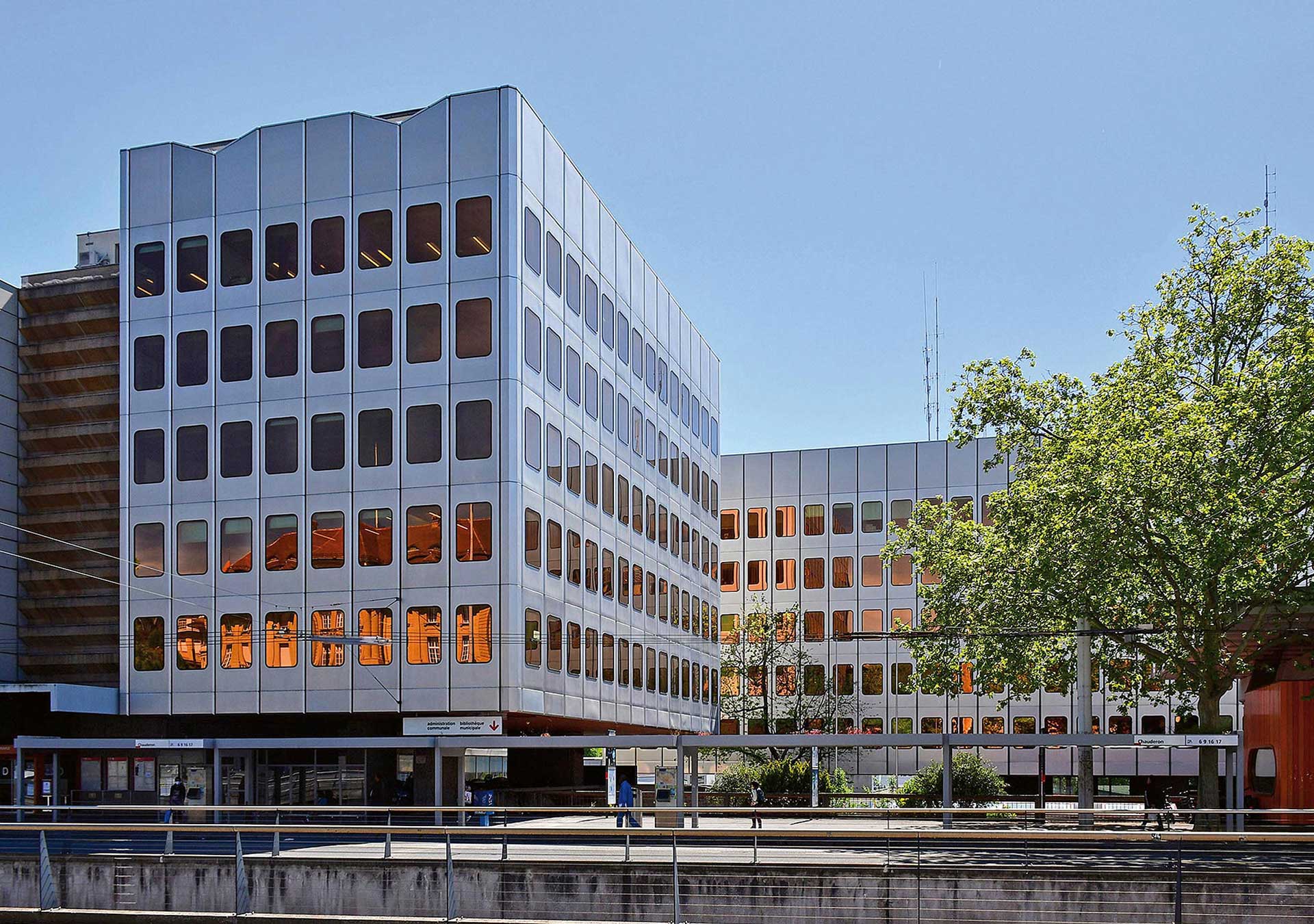 Das Ensemble Chauderon (1969–1974) in Lausanne von AAA: Jean Prouvé arbeitete bei der Entwicklung der vorfabrizierten Fassadenelemente mit.