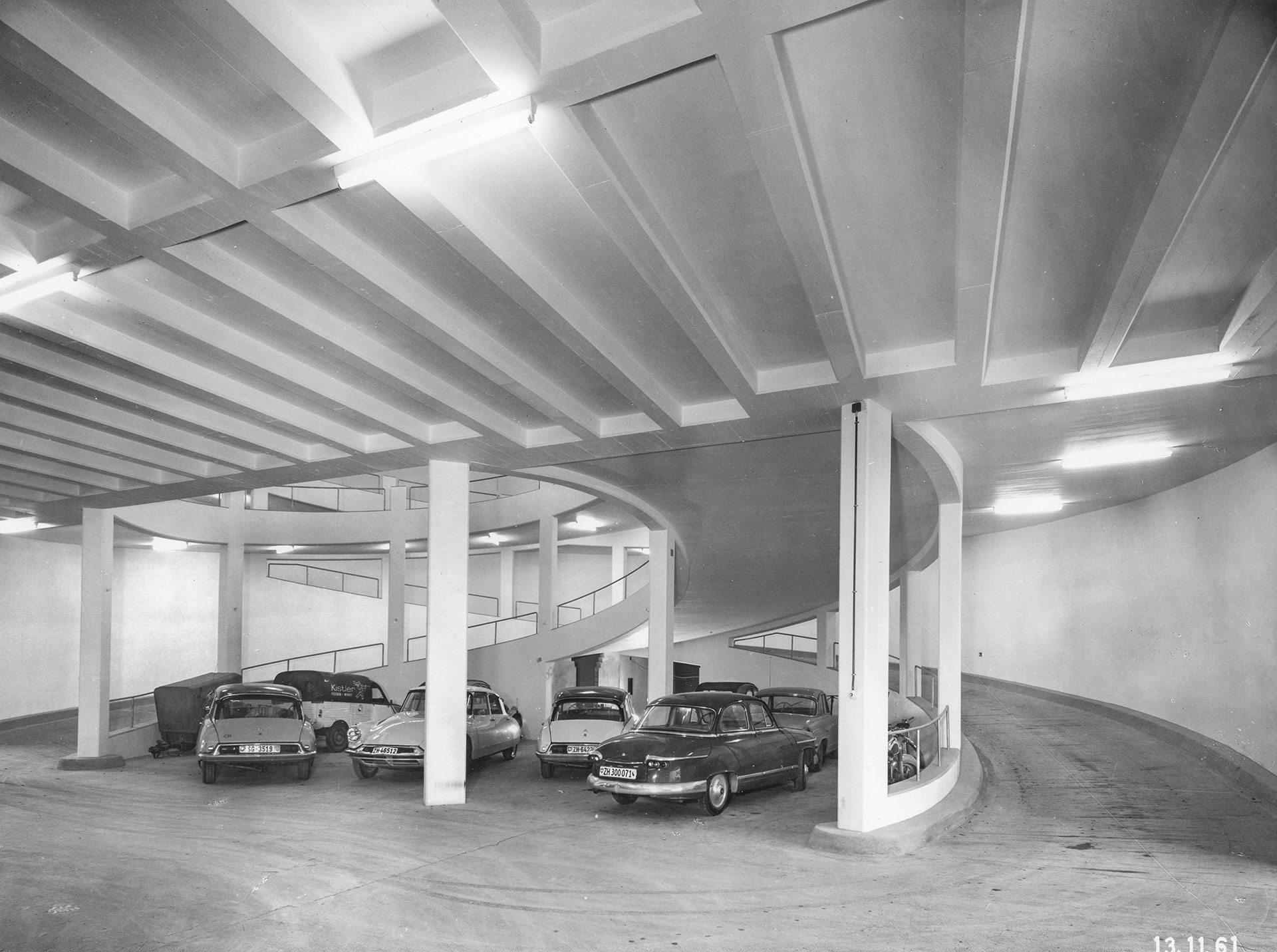 Die Zürcher Garage Schlotterbeck (1951) von Suter + Suter zeichnet sich durch zwei gegenläufige Spiralrampen aus. Das Gebäude wurde 2017 zu Wohnzwecken umgenutzt und konnte so erhalten bleiben.