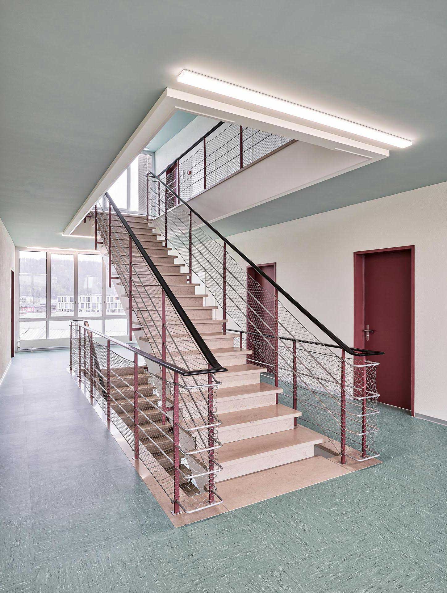 Lors de la construction du bâtiment administratif de l’entreprise Kabelwerke Brugg dans les années 1950, on n’a pas lésiné sur  les matériaux de qualité et les équipements techniques modernes.