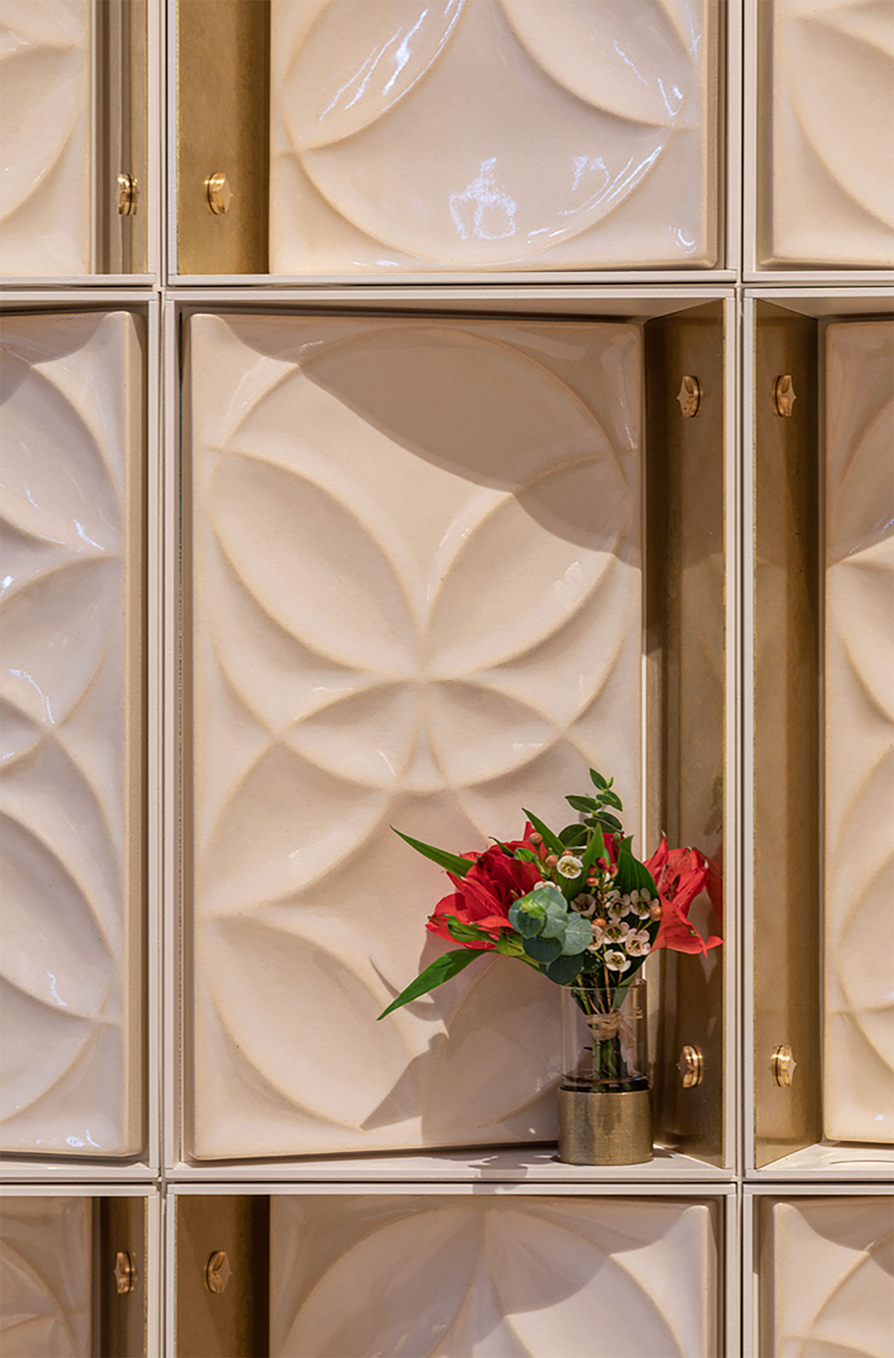 Kleine Vasen bei jedem Urnengrab bieten die Möglichkeit, das Grab individuell zu schmücken.