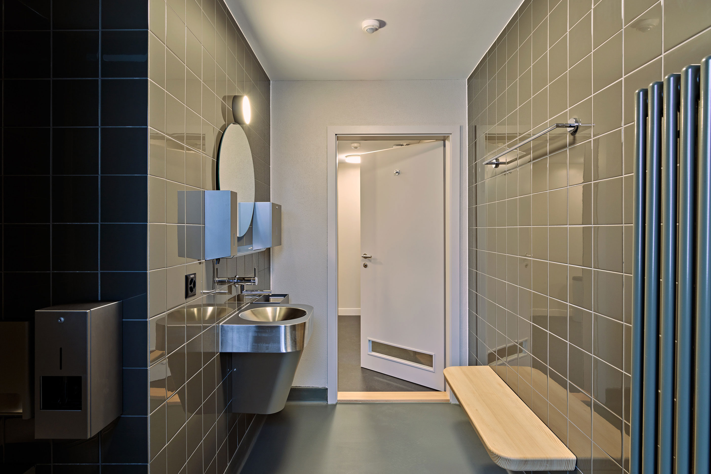 Die Nasszellen mit ihrem PU-Fliessbelag und den Einbauten in Edelstahl sind edel, aber auch pflegeleicht und zerstörungssicher.