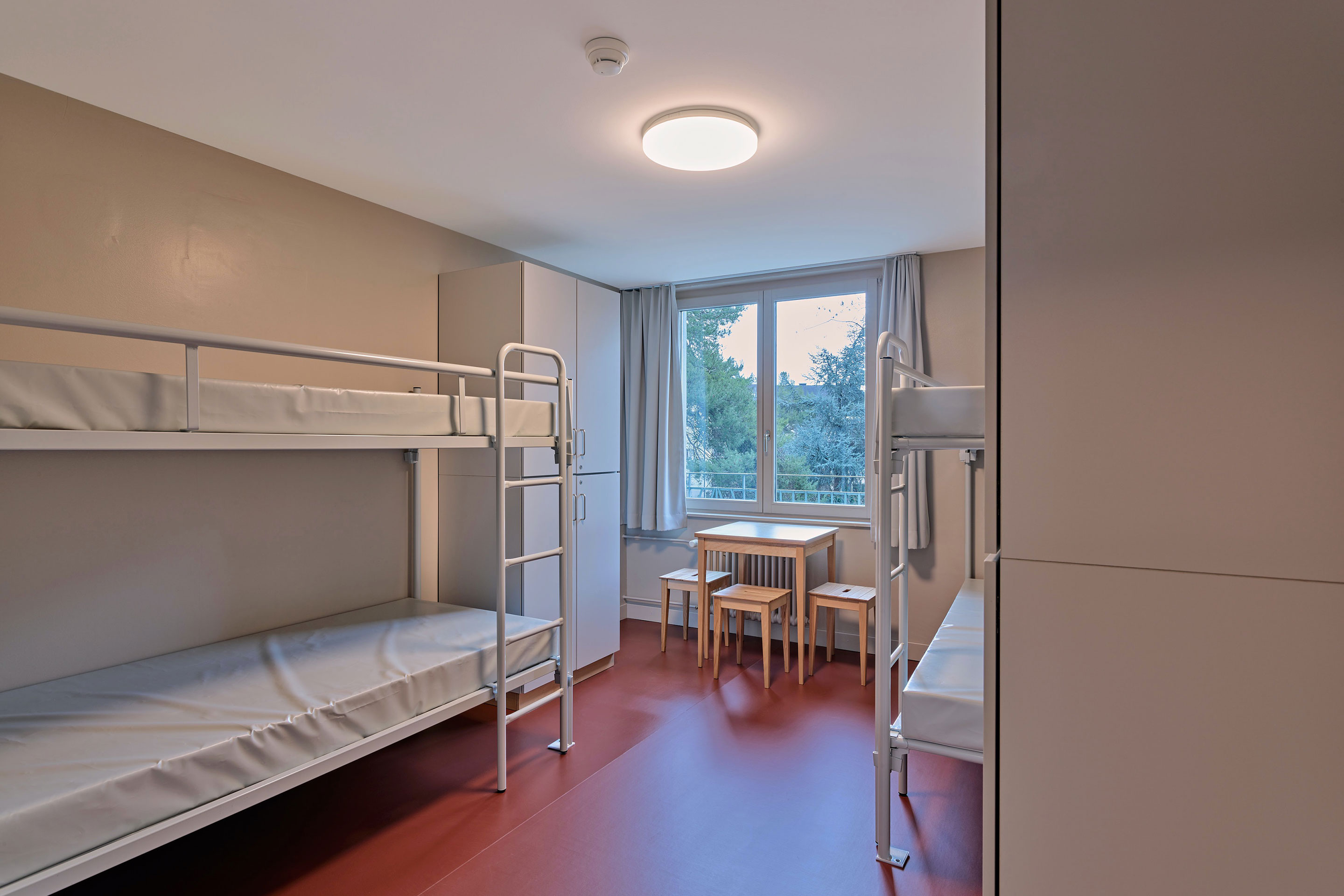 Wo vor dem Umbau vier bis sechs Personen schliefen, sind heute zwei bis vier Plätze untergebracht. Die geringere Belegungsdichte eröffnet persönliche Rückzugsräume.